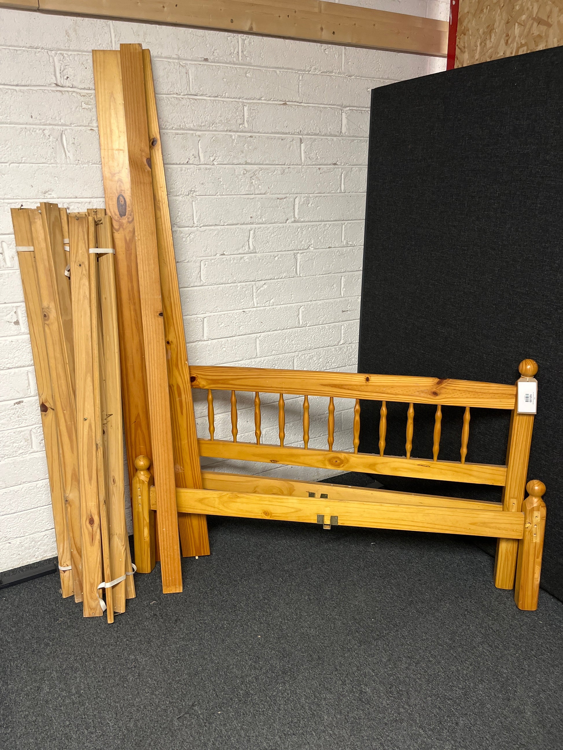 4ft 6 solid pine framed bed 2225