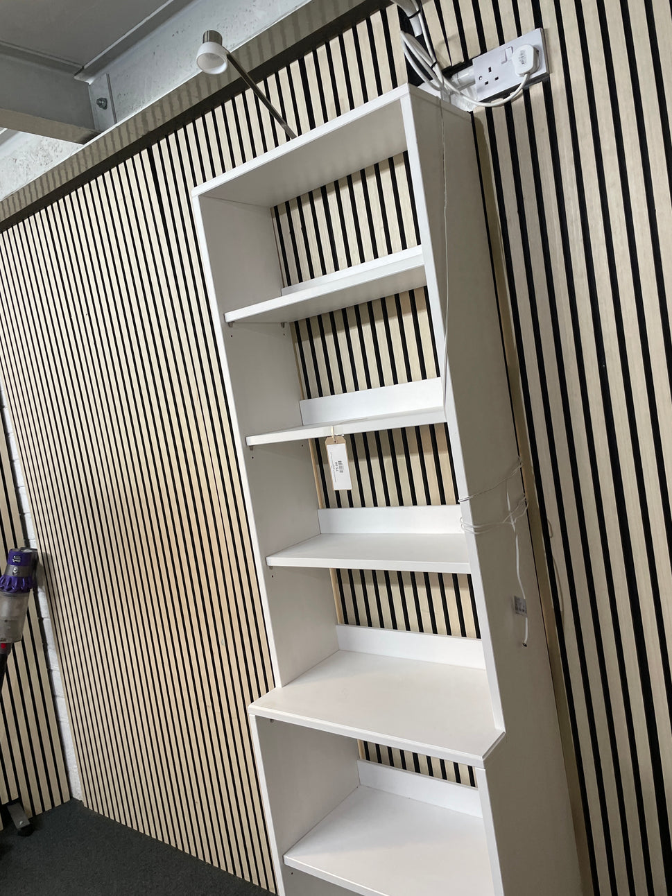 White laminate tall slim bookcase (H 210 x W 62 x D 46 cm) 2425