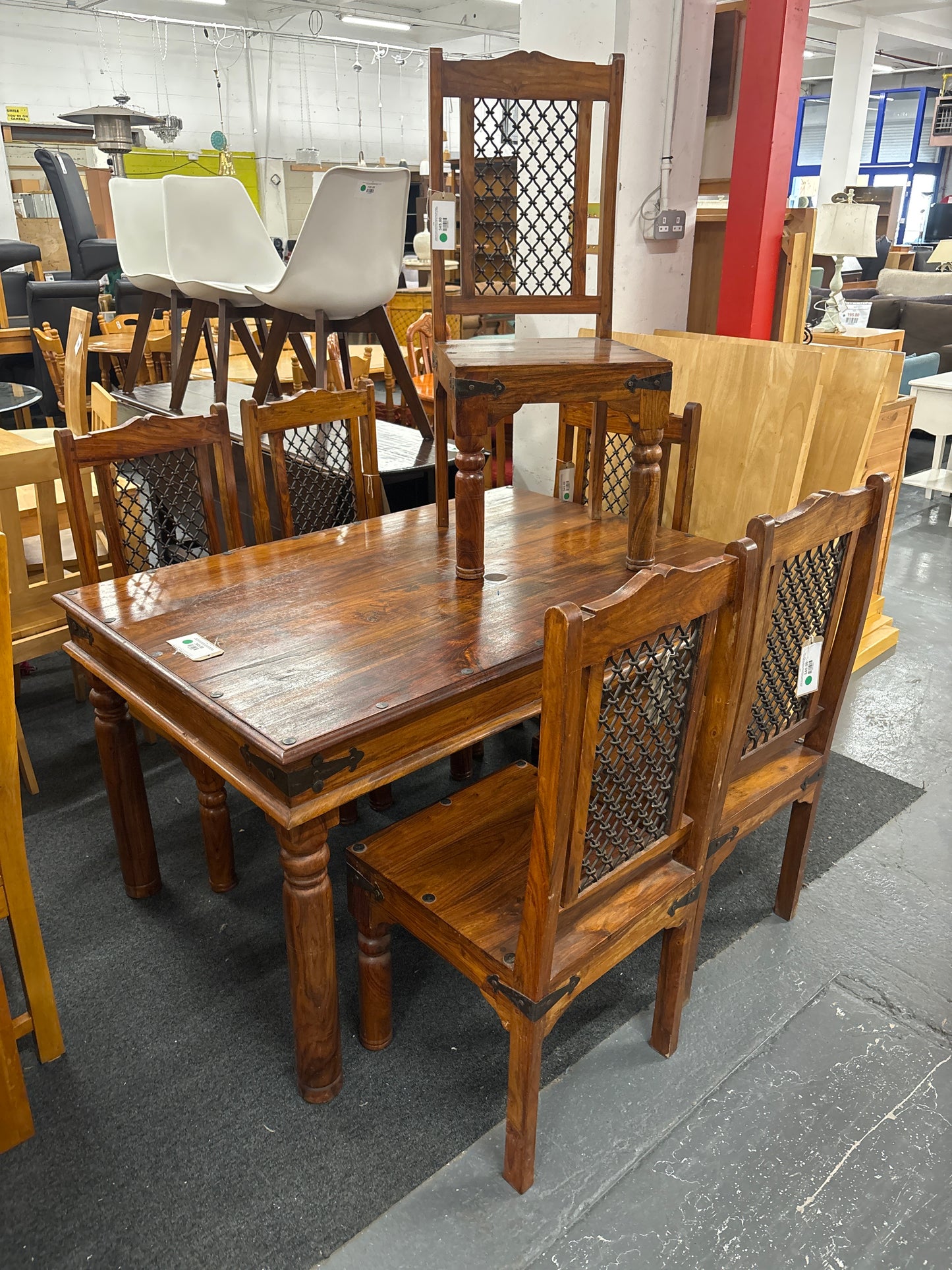Solid dark wood rectangular kitchen table with edged detailing and 6 matching chairs (W 135 x D 90 cm) 43480
