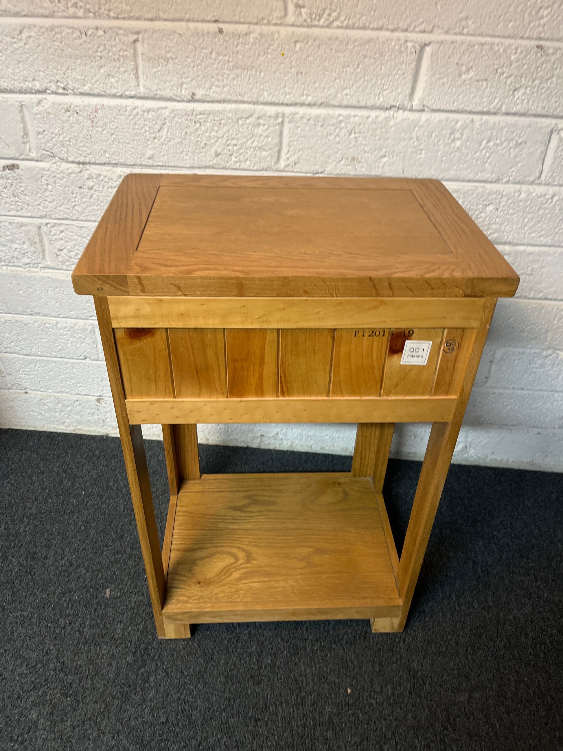 Solid oak small sqaure 1 drawer lamp table 2225