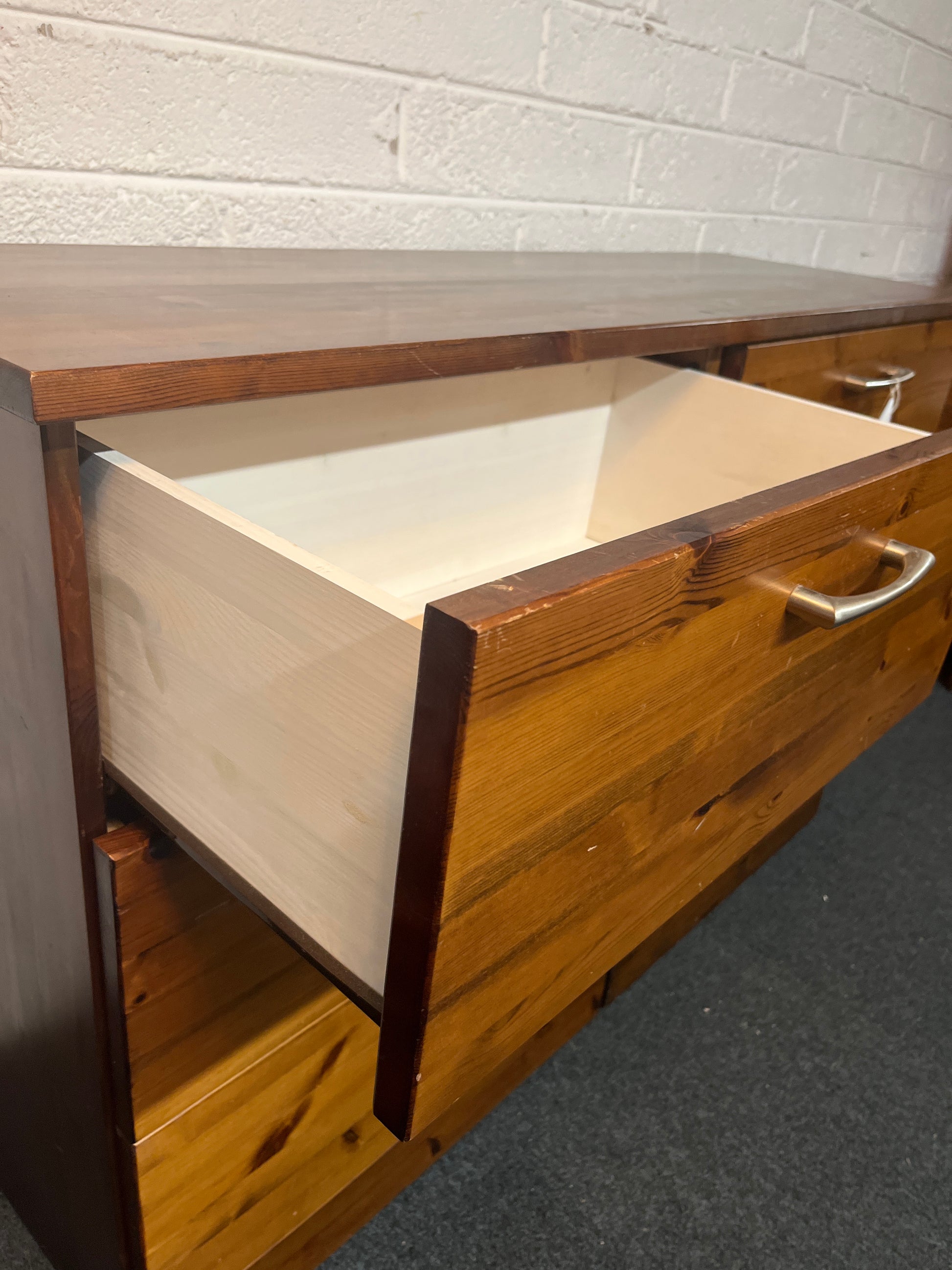 Large solid pine stained 6 drawer chest (H 88 x W 135 x D 45 cm) 1325
