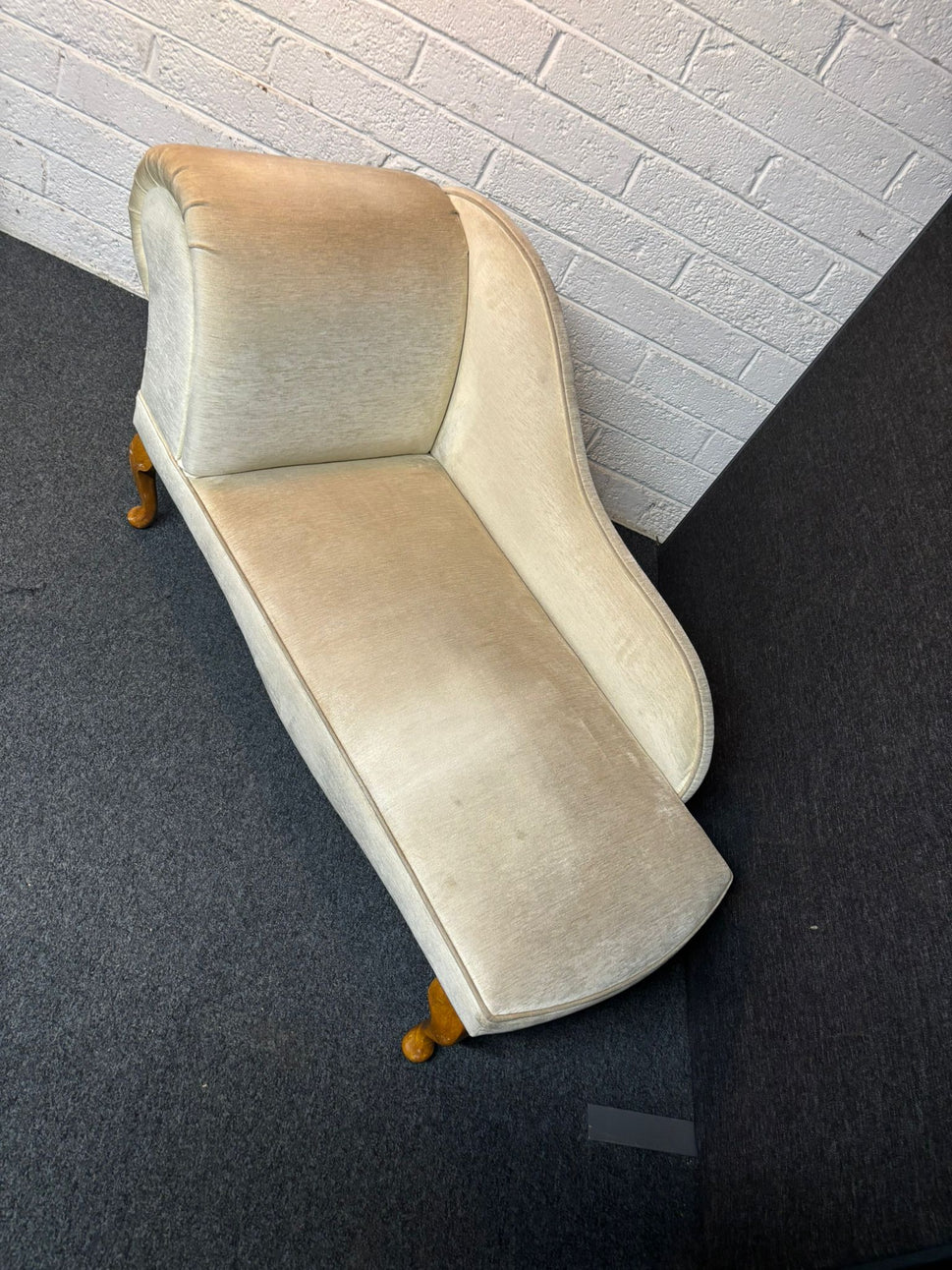 Small light cream fabric roll back chaise lounge with solid wood frame (1.3 m wide) 2225