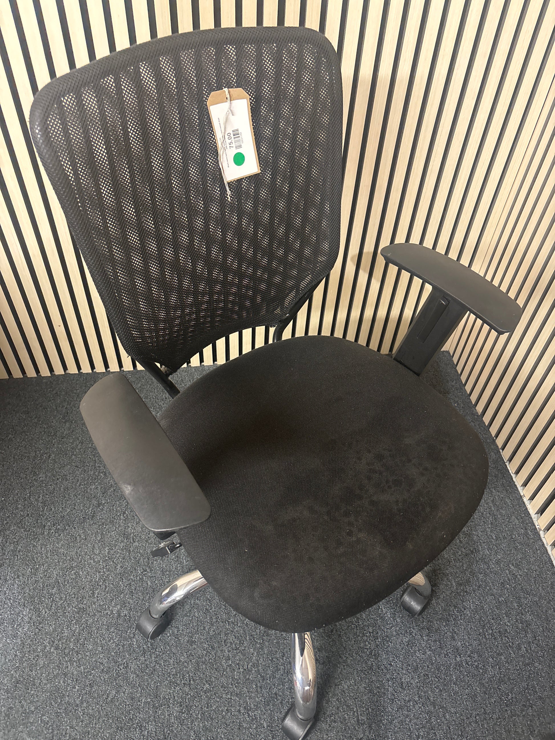 Black mesh back fabric seat second hand swivel chair with fixed arms