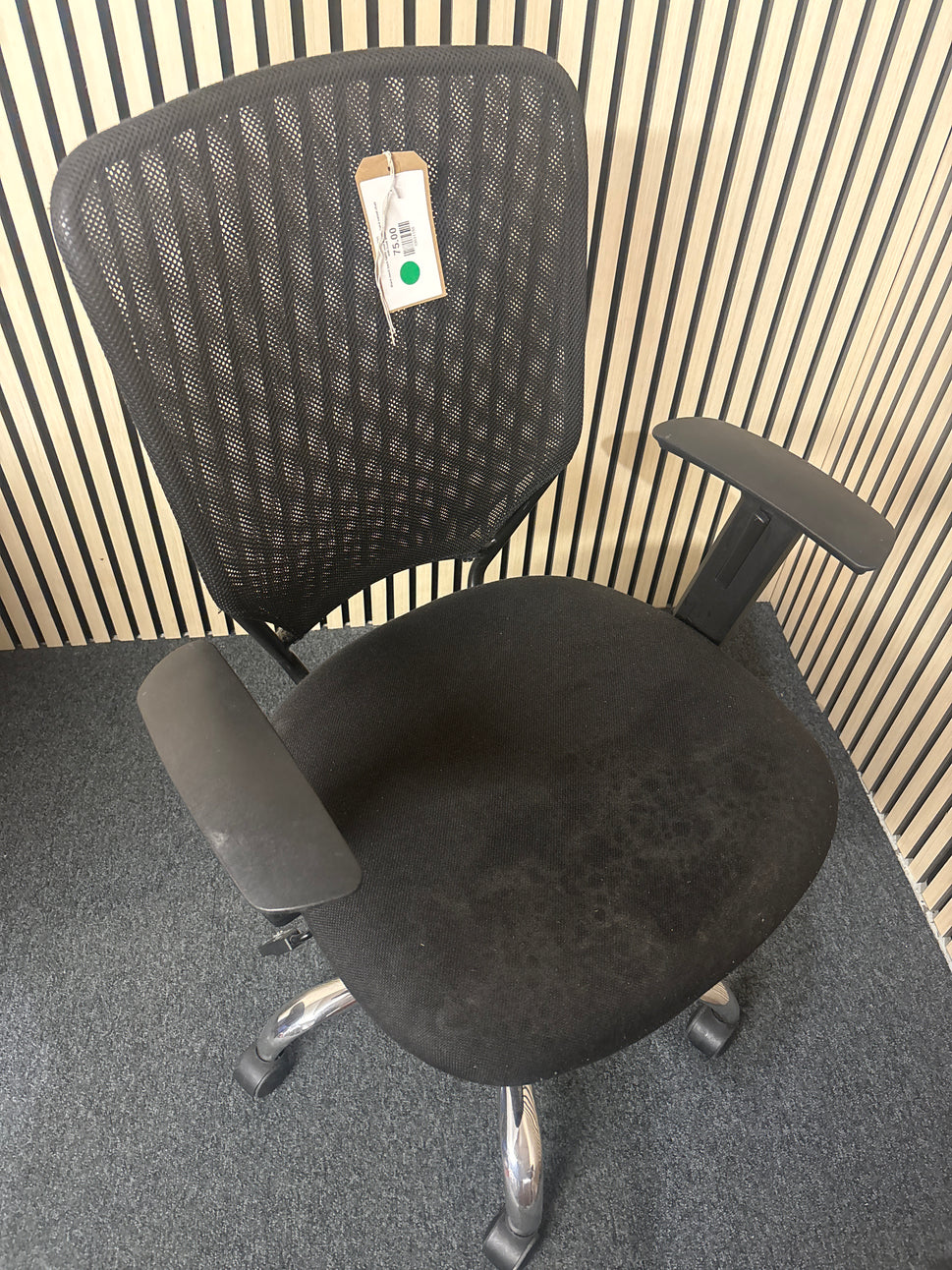 Black mesh back fabric seat second hand swivel chair with fixed arms
