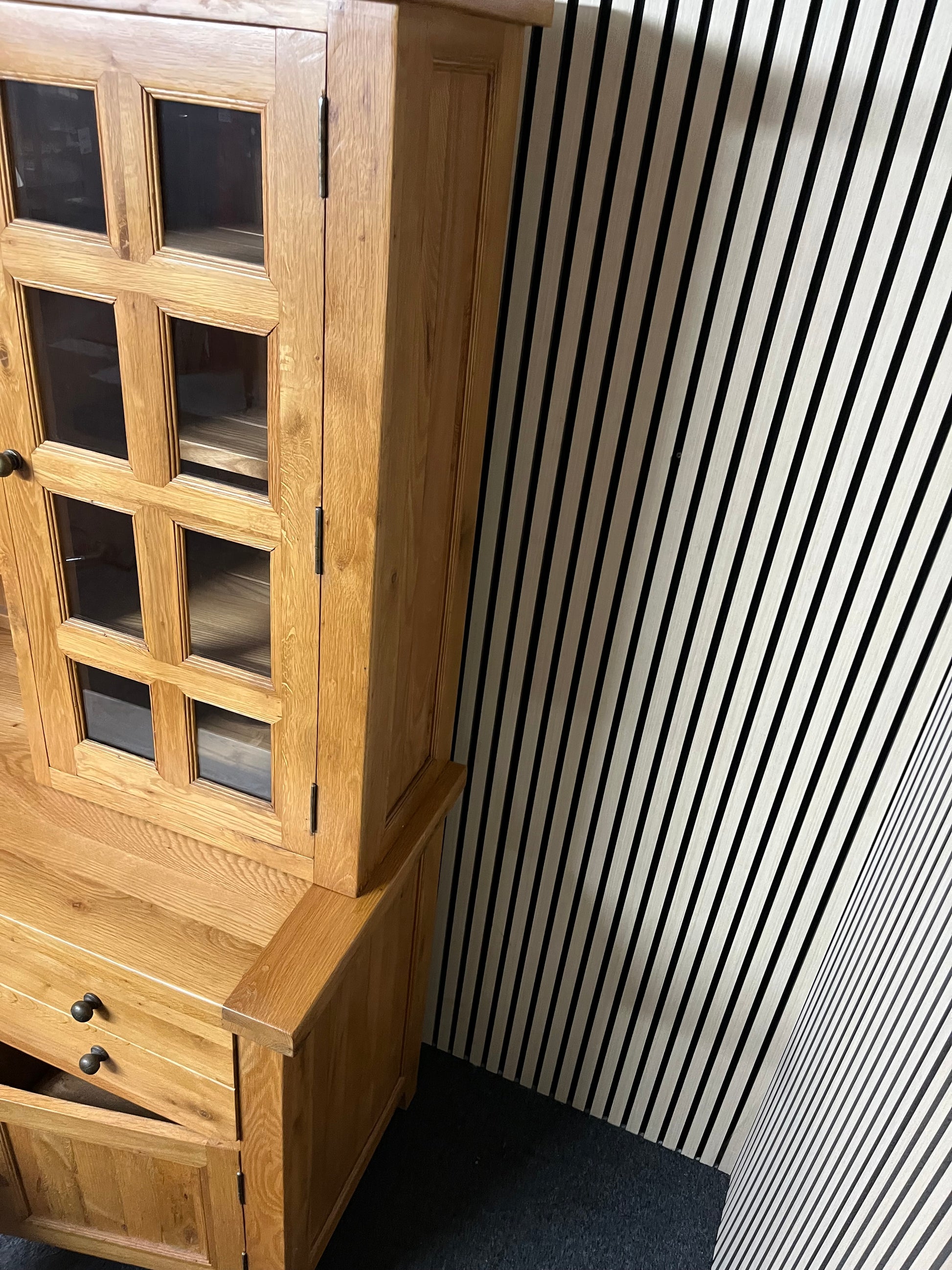 Tall solid oak kitchen dresser with glass doors and drawers, in 2 sections (H 200 x W 160 x D 60 cm) 2325