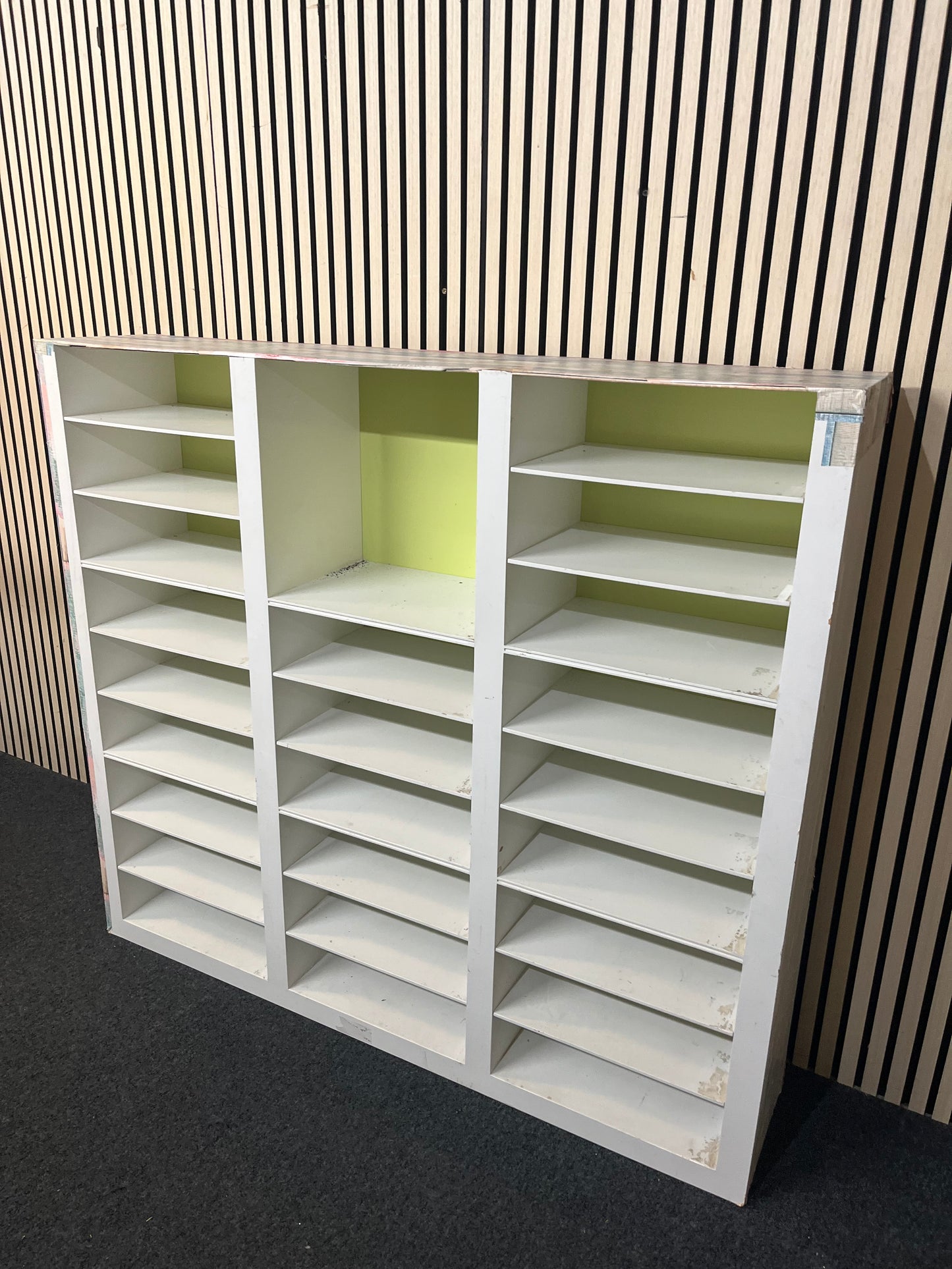 Large white wooden pigeon hole unit (H 125 x W 140 x D 30 cm) 43516