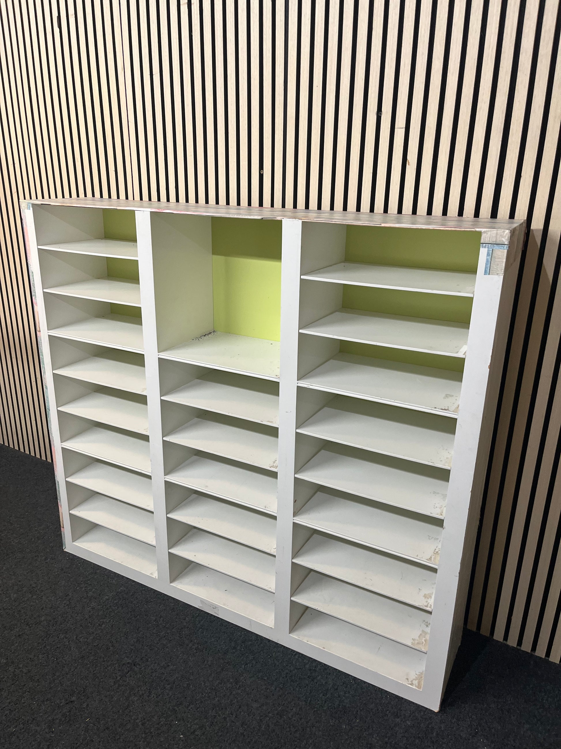 Large white wooden pigeon hole unit (H 125 x W 140 x D 30 cm) 43516