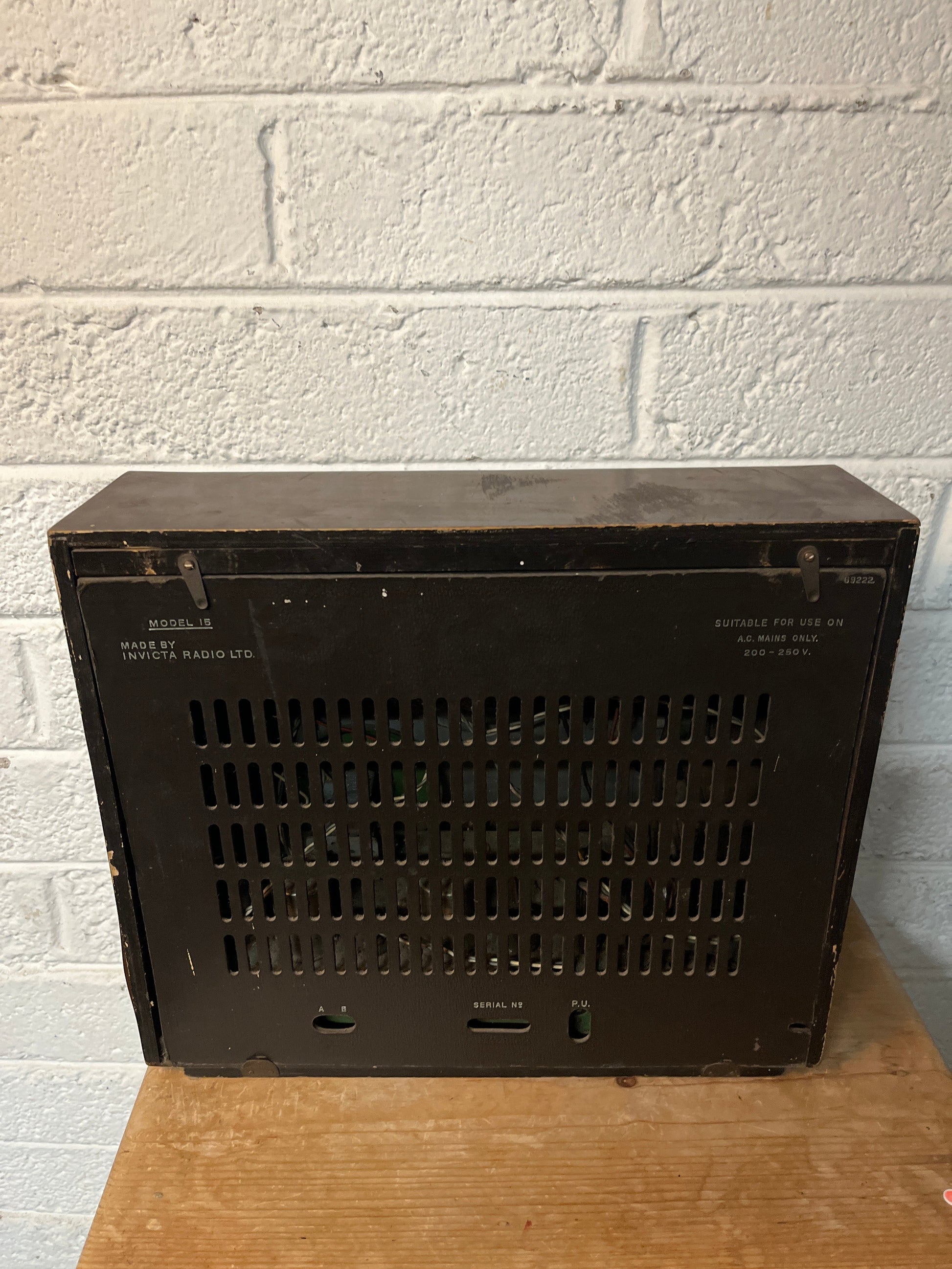 Small antique mahogany framed radio 5525
