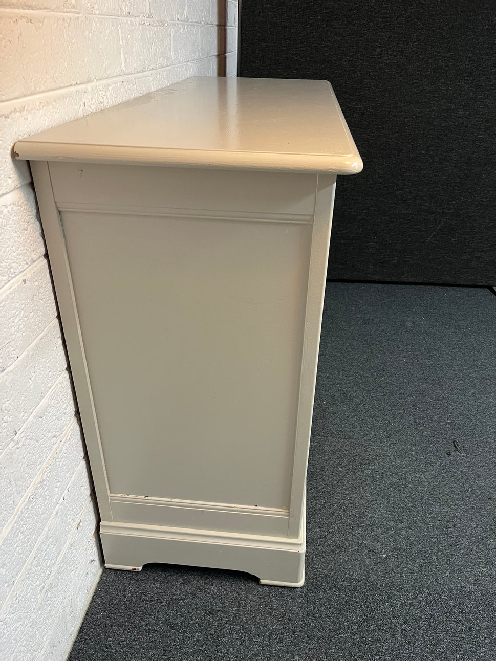 Solid wood white painted large 2 door 3 drawer sideboard (H 100 x W 135 x D 50 cm) 2225