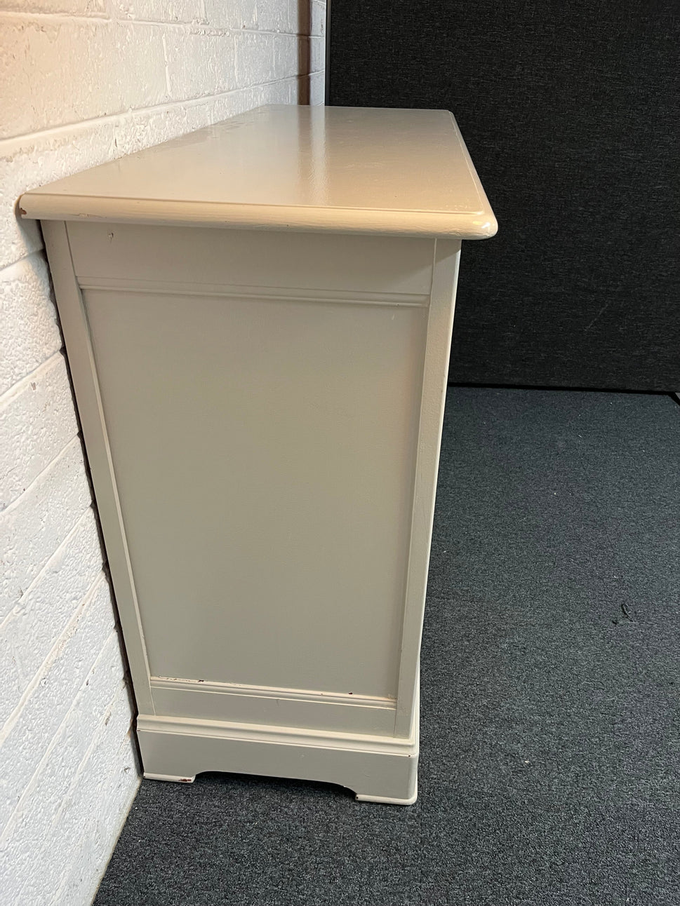 Solid wood white painted large 2 door 3 drawer sideboard (H 100 x W 135 x D 50 cm) 2225