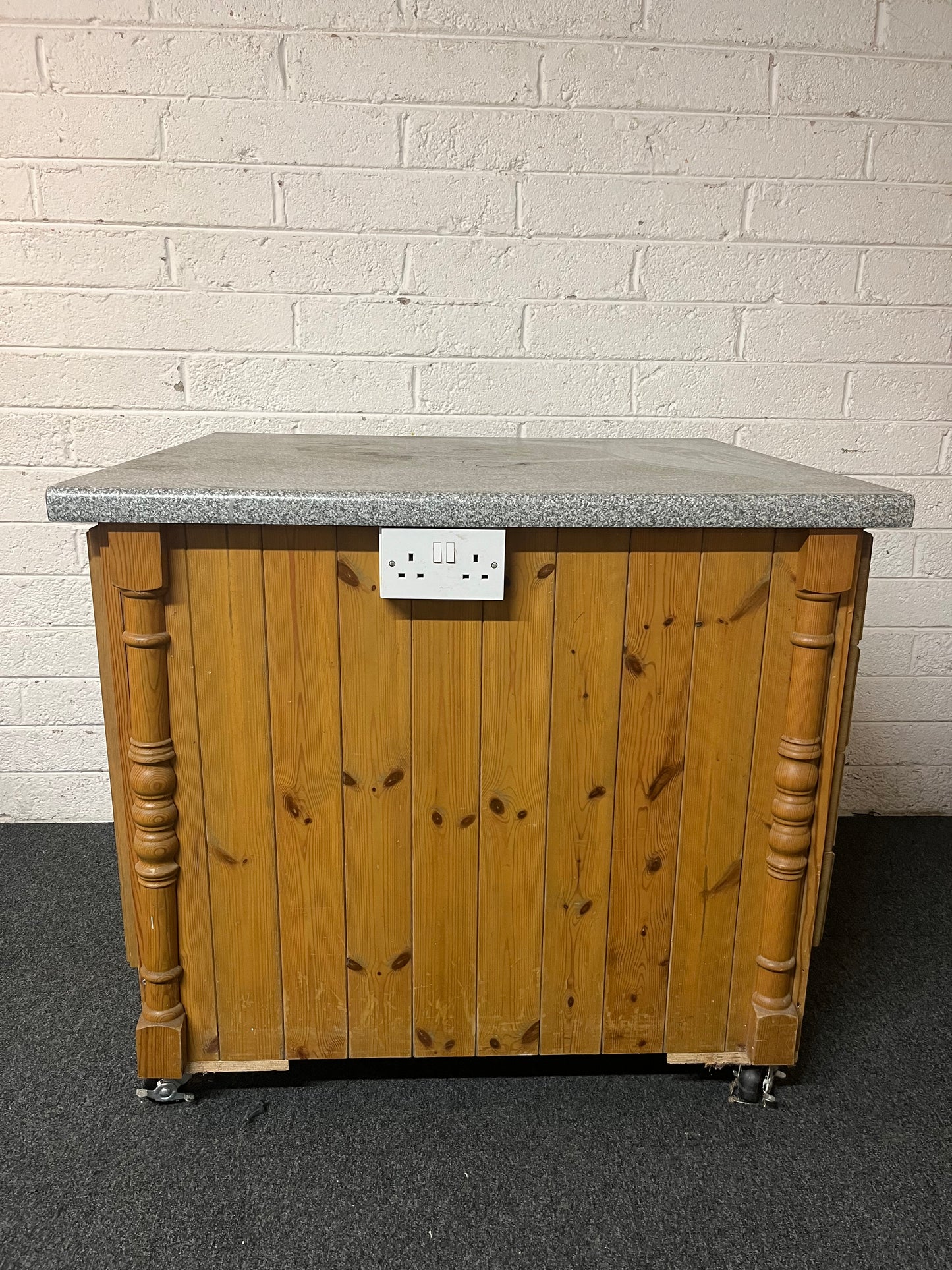 Pine kitchen island on castors with laminate work top and 8 drawers and 2 doors (H 90 x W 100 x D 90 cm) 1325