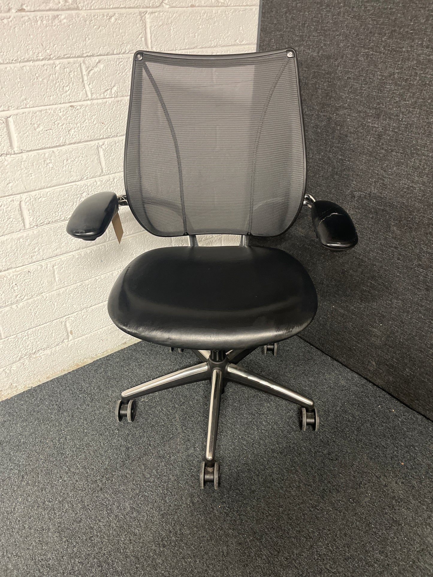 Humanscale LIBERTY SECONDHAND mesh back swivel chair with leather seat and adjsutable arms, metal polished 5 star base