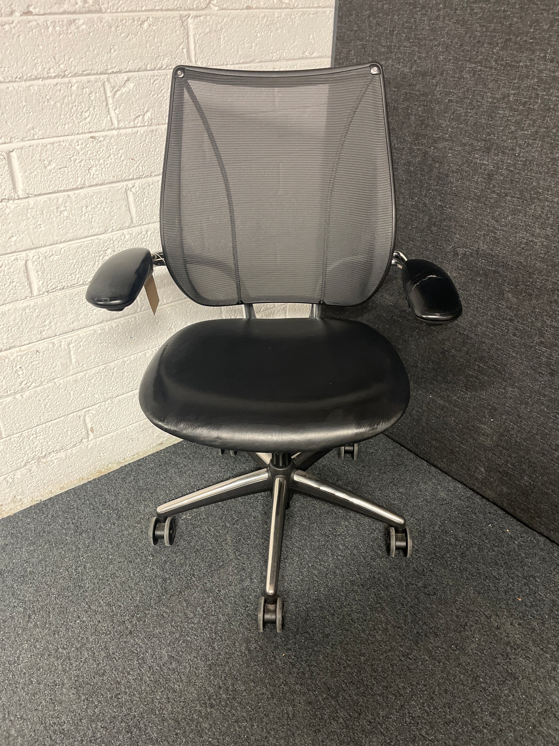 Humanscale LIBERTY SECONDHAND mesh back swivel chair with leather seat and adjsutable arms, metal polished 5 star base