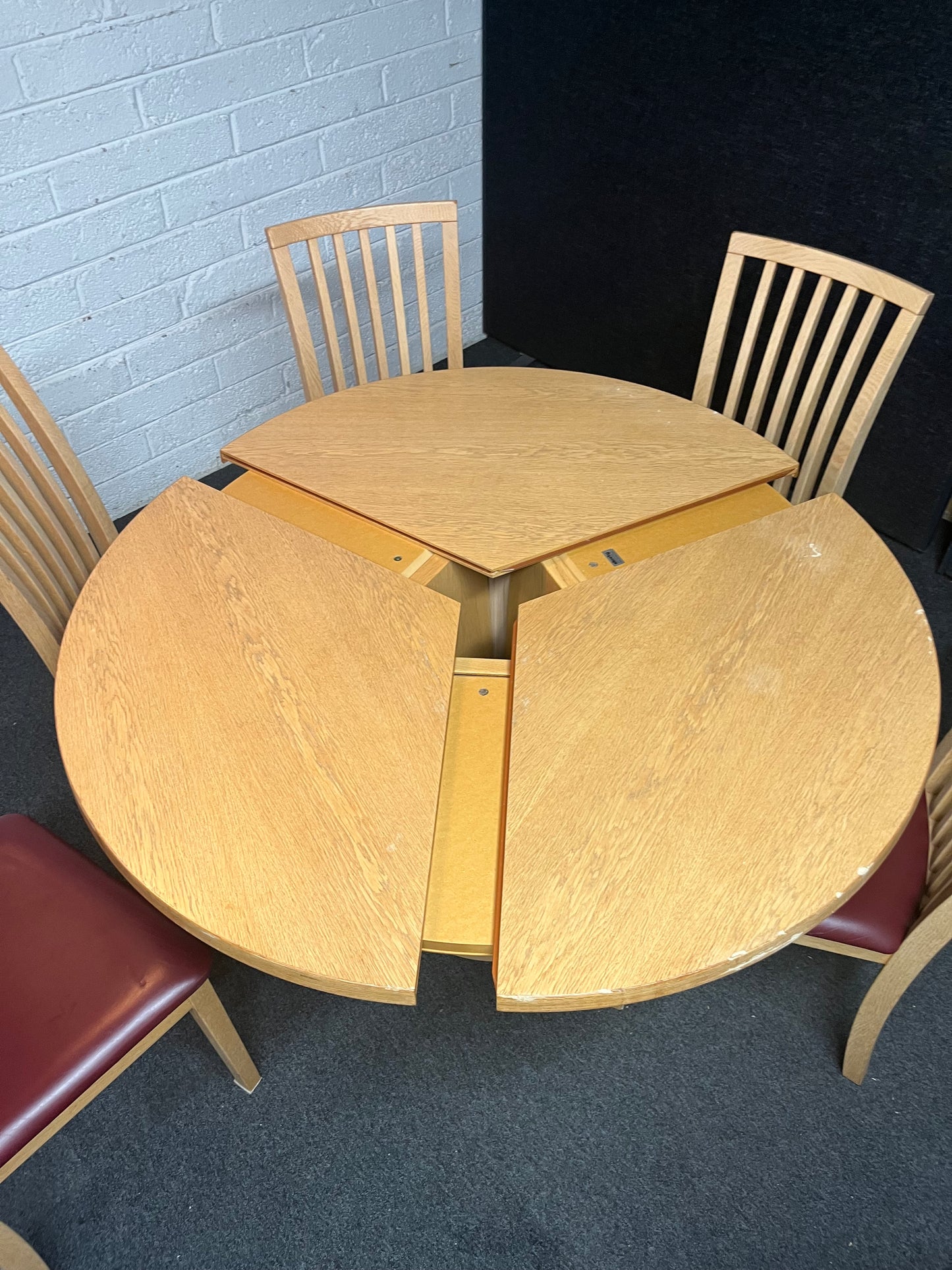 Extendable oak dining table (120 cm diameter unextended - 140 cm each side extended) with 6 matching oak dining chairs with red leather seats (made in denmark by Scovby) 3225