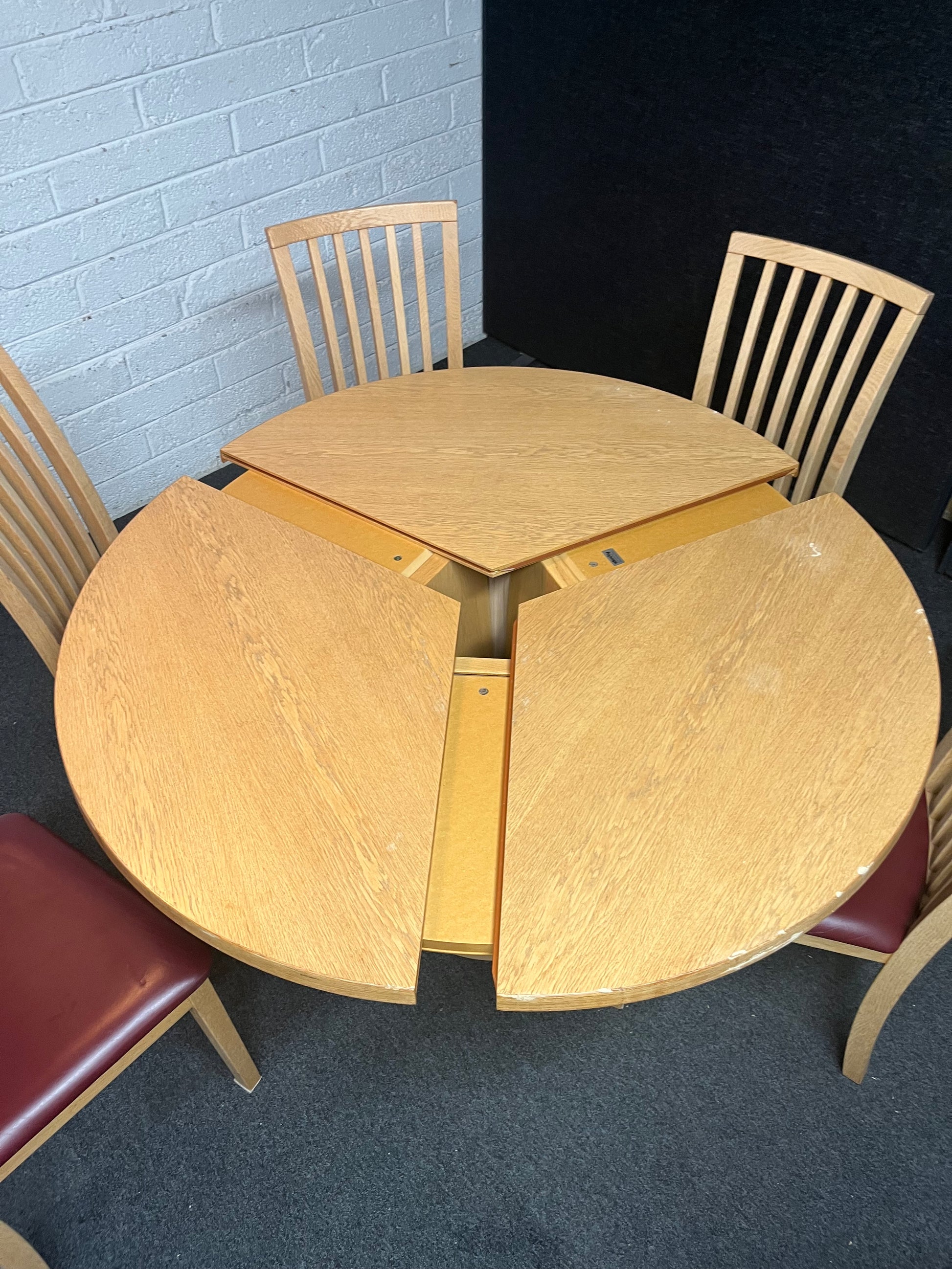 Extendable oak dining table (120 cm diameter unextended - 140 cm each side extended) with 6 matching oak dining chairs with red leather seats (made in denmark by Scovby) 3225