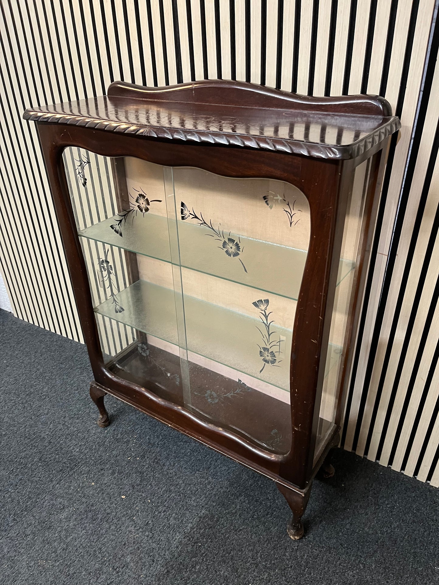 Ornate sliding glass door mahogany framed display unit (H 118 x W 87 x D 30 cm) 2425