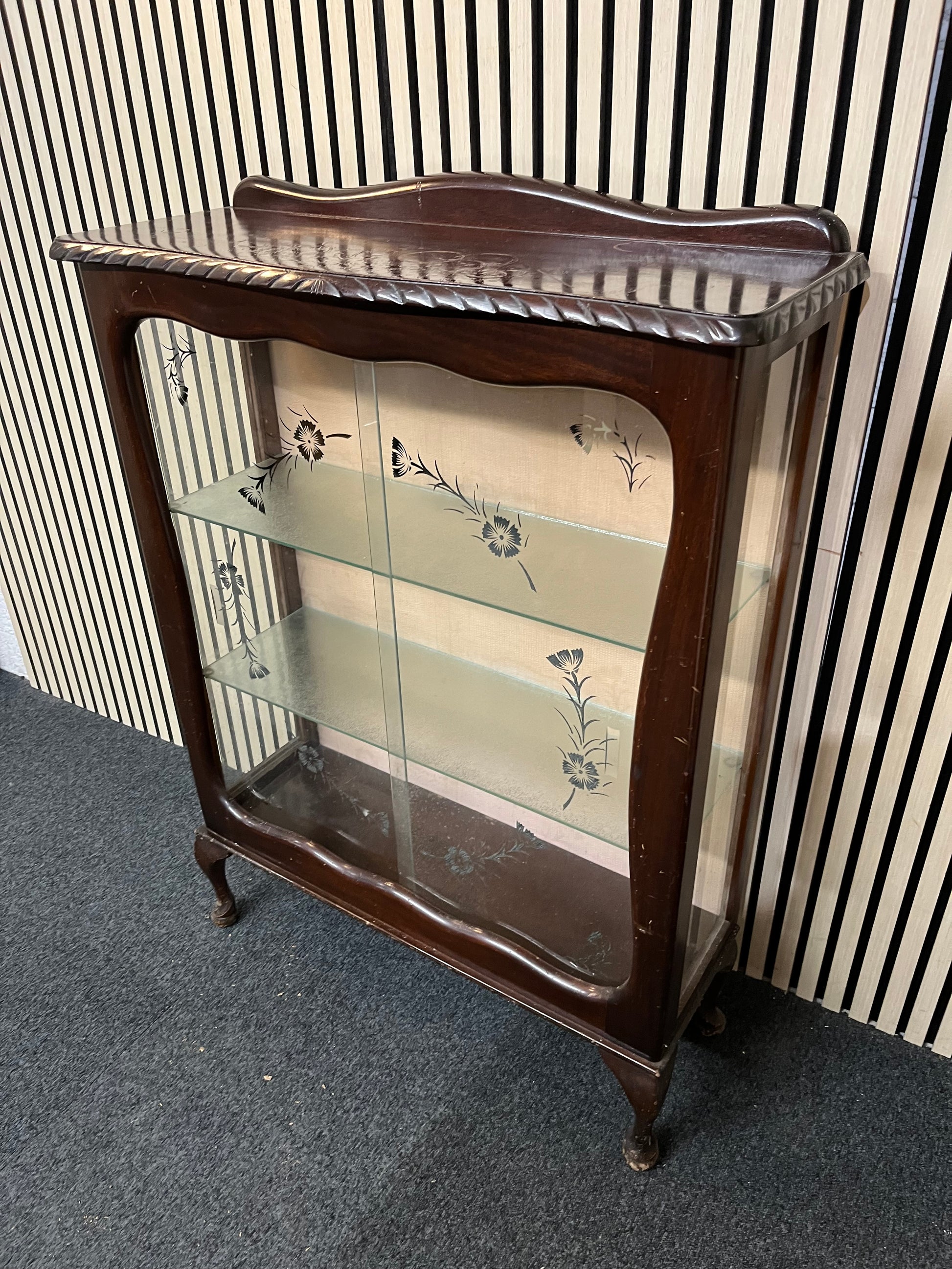 Ornate sliding glass door mahogany framed display unit (H 118 x W 87 x D 30 cm) 2425