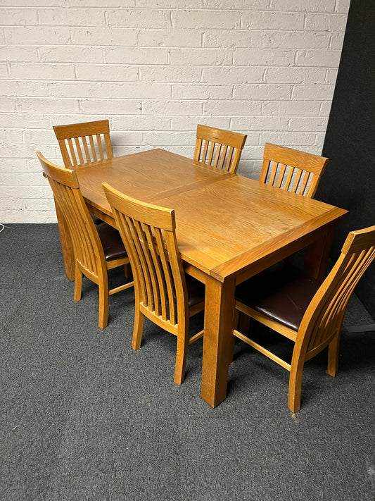Solid oak extendable dining table (H 780 x W 1500 x D 900 mm) with 6 no. matching chairs with black pu leatherette cushion  1225