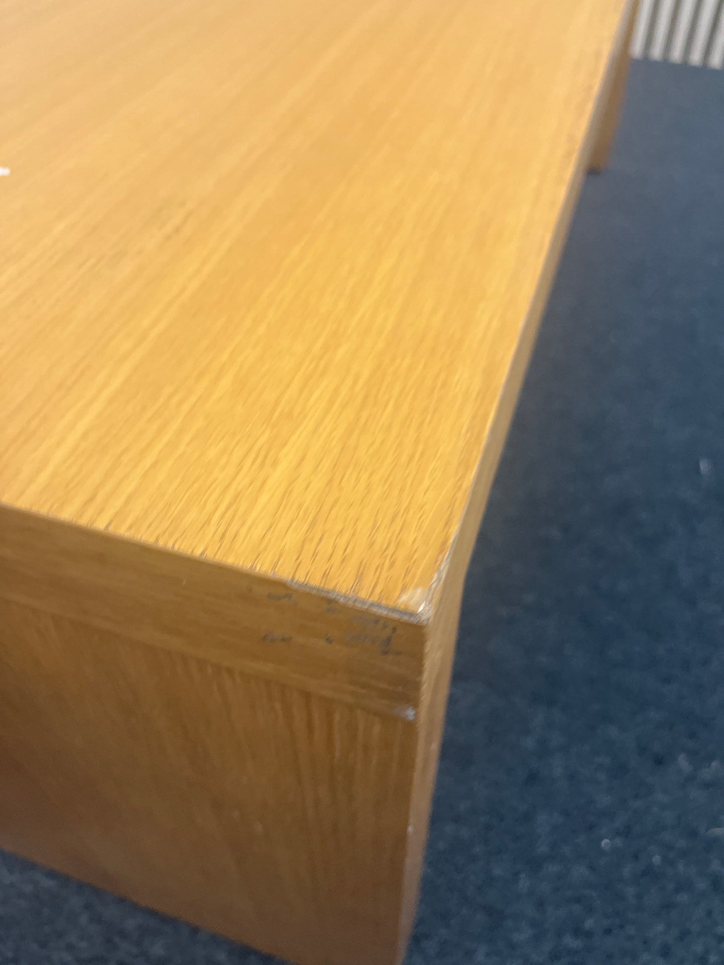 Large rectangular oak low coffee table with glass top (H 40 x W 120 x D 76 cm) 43479