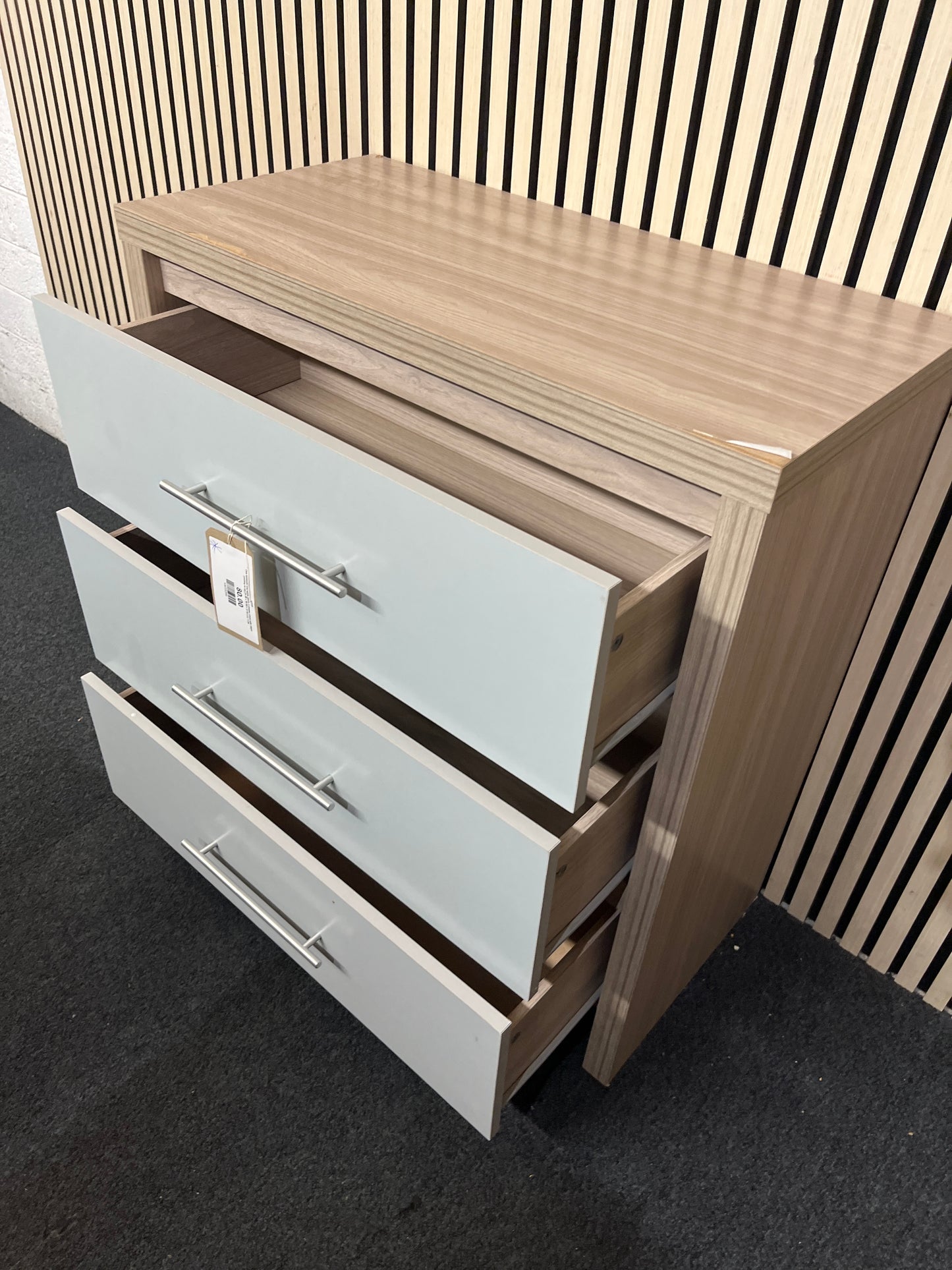 Oak laminate and white gloss 3 drawer chest with slight peeling to top (H 86 x W 80 x D 40 cm) 1126