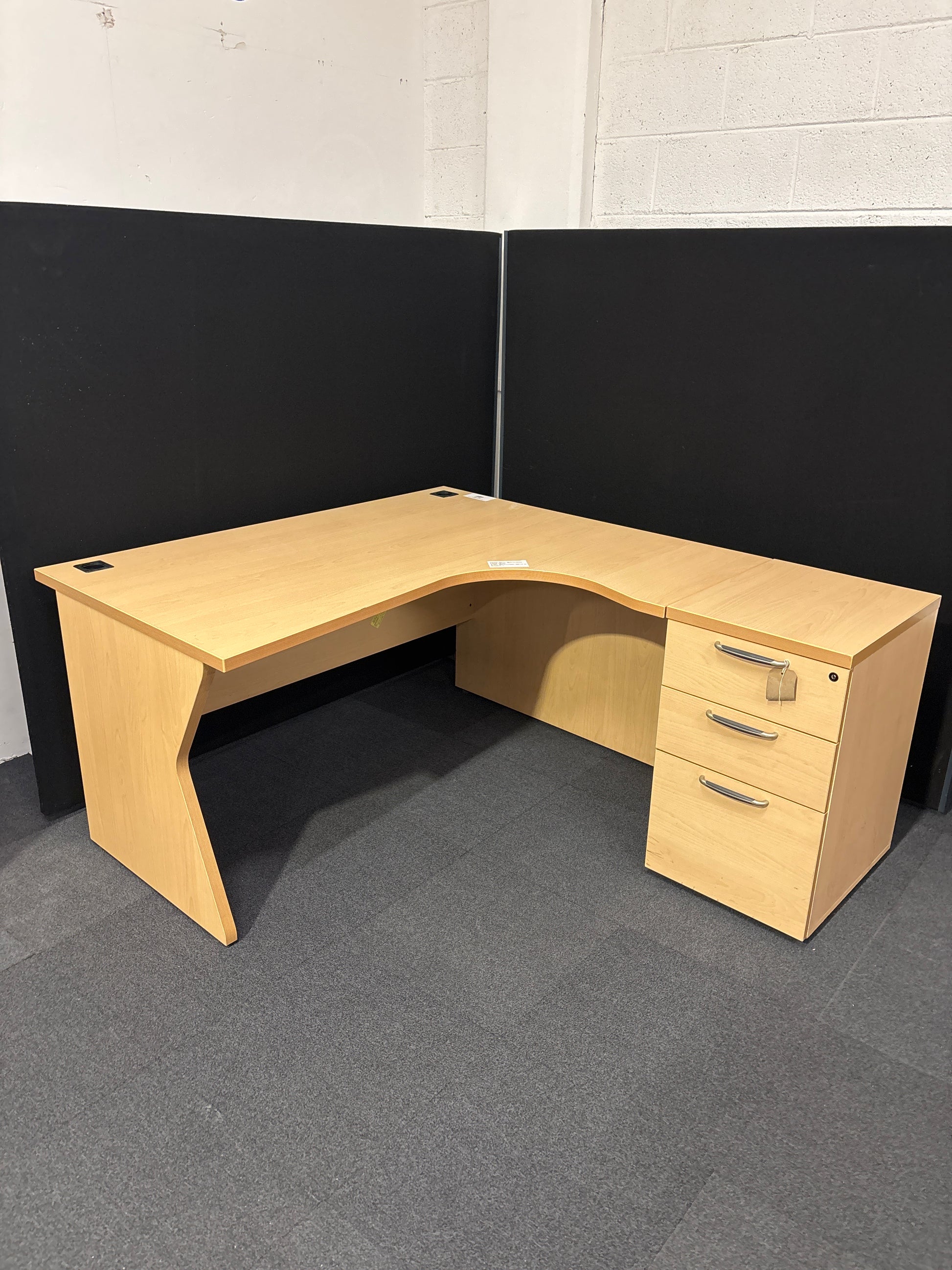 SECONDHAND 1600*1200 radial panel desks with matching DH pedestal%A0