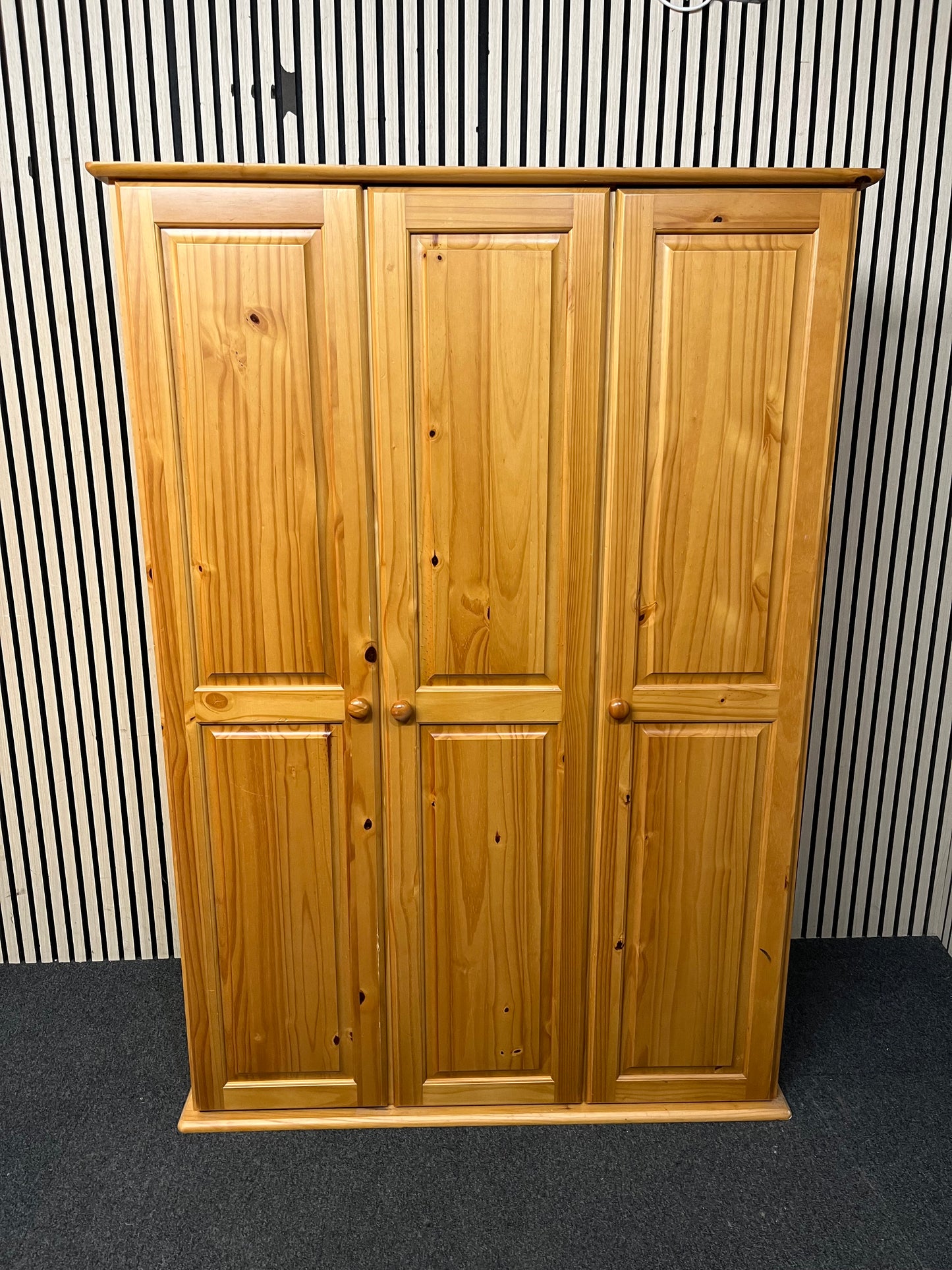 Pine three door wardrobe (H 180 x W 129 x D 51 cm) 3126