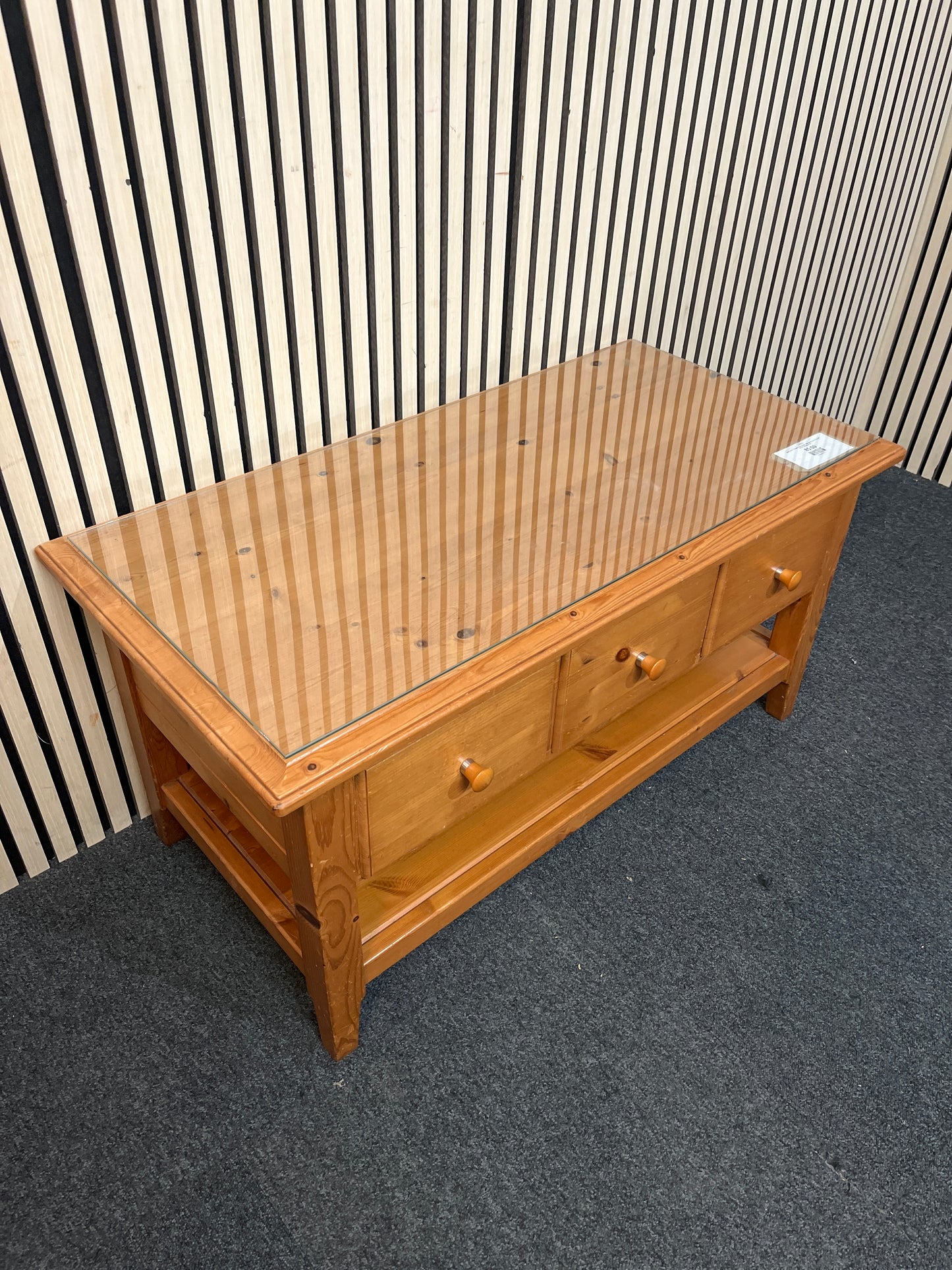 Solid pine 3 drawer coffee table with glass top (H 49 x W 100 x D 50 cm) 3126