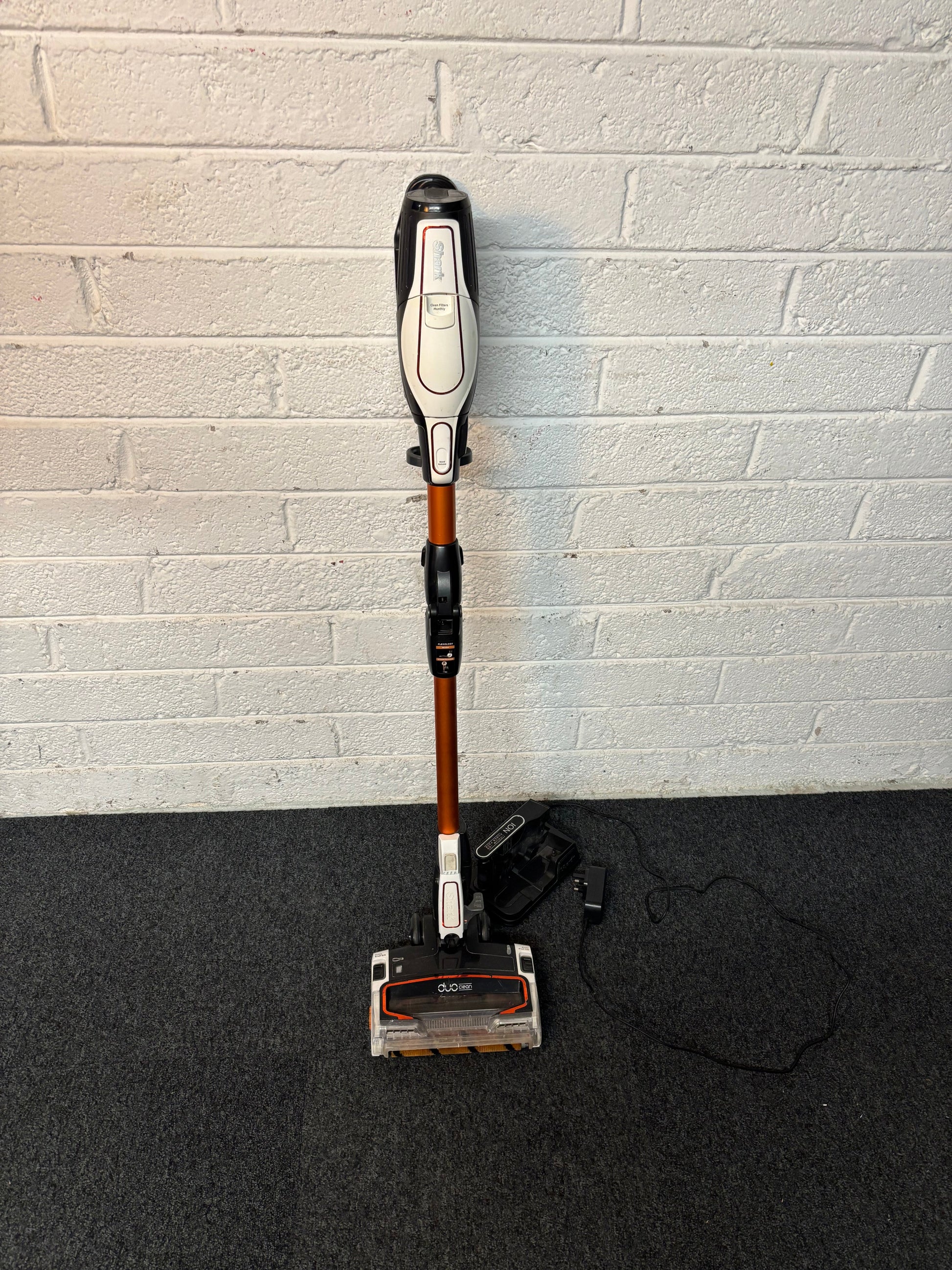 Shark IF250UK cordless hoover with extra ion battery pack RRP EUR399 2225
