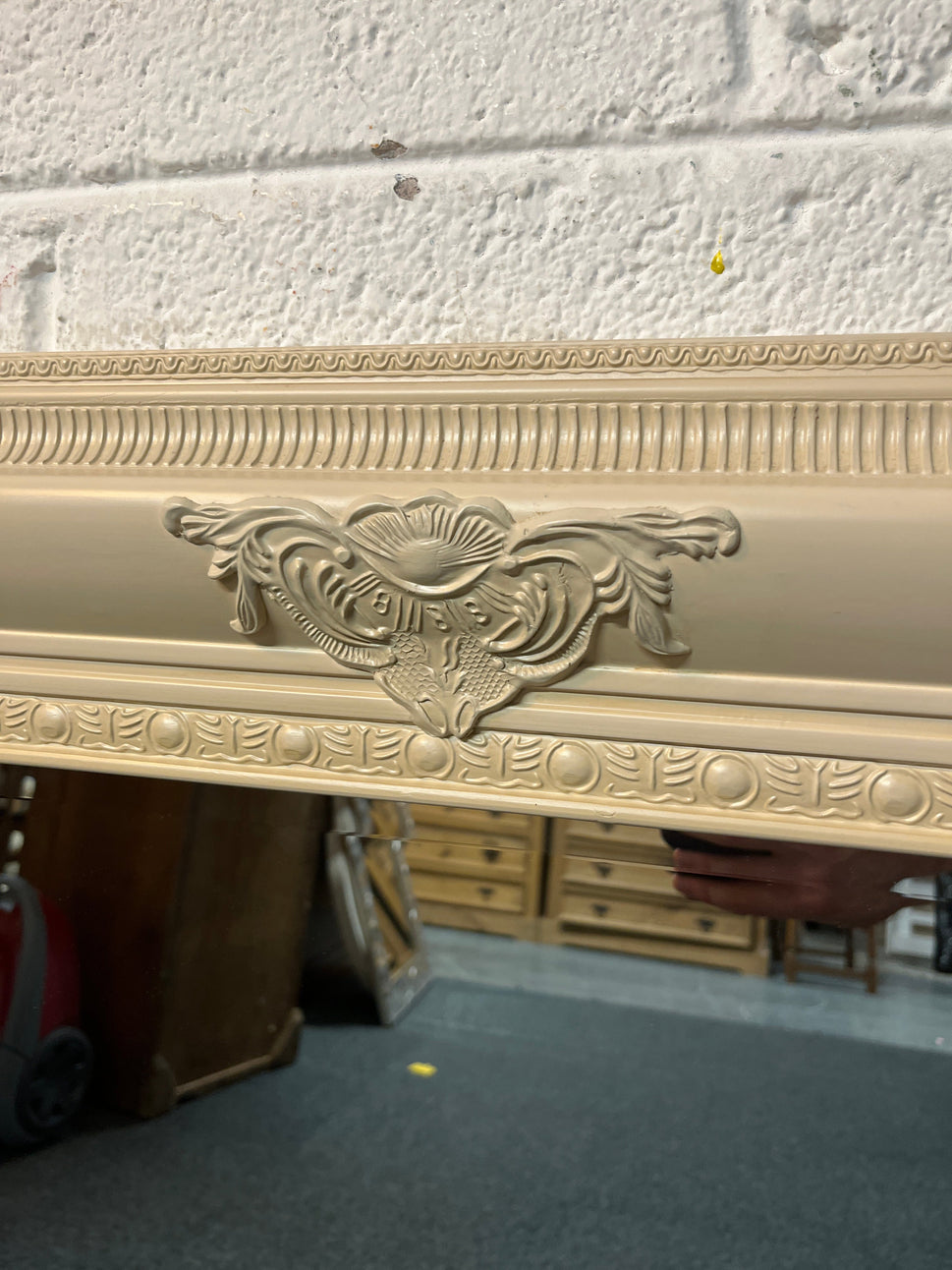 Cream landscape mirror with ornate details (117 x 87 cm) 4325