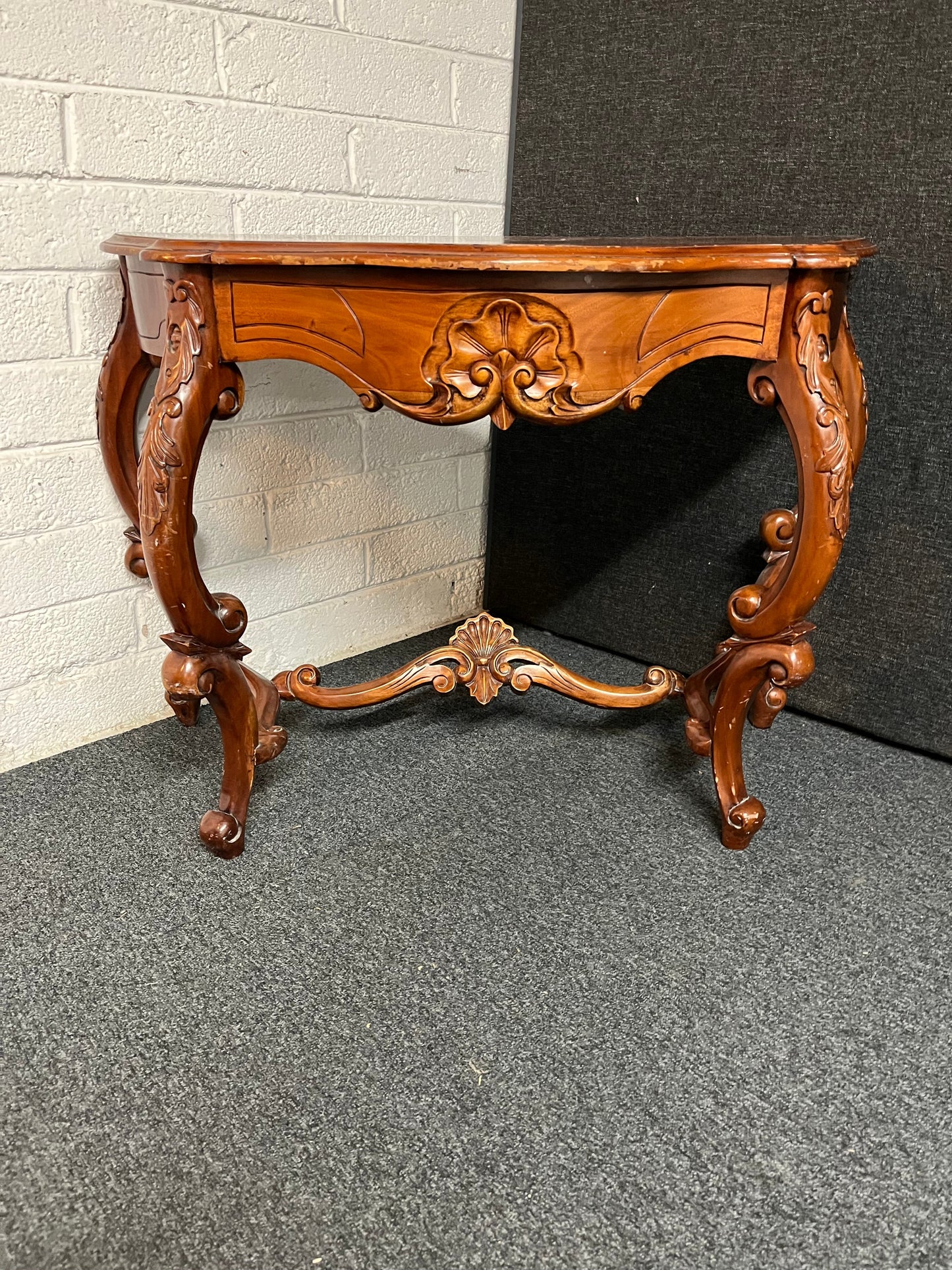 Ornate mahogany console tabel with carved detailing (H 750 x W 1050 x D 490 mm)