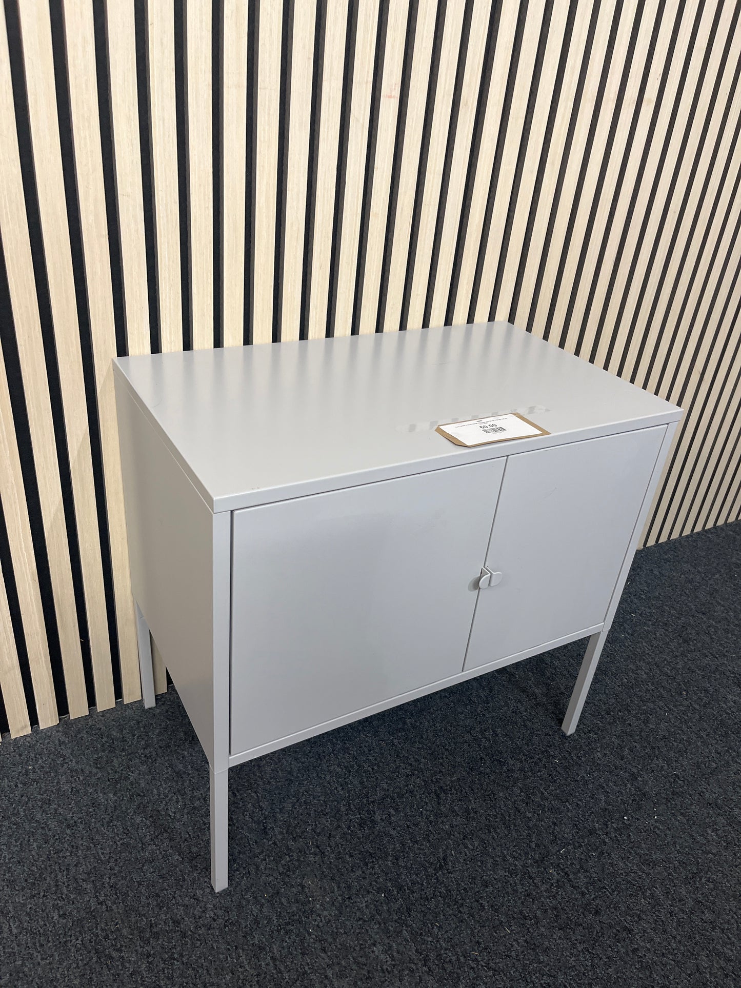 Low white 2 door metal storage unit (H 56 x W 60 x D 35 cm) 3325