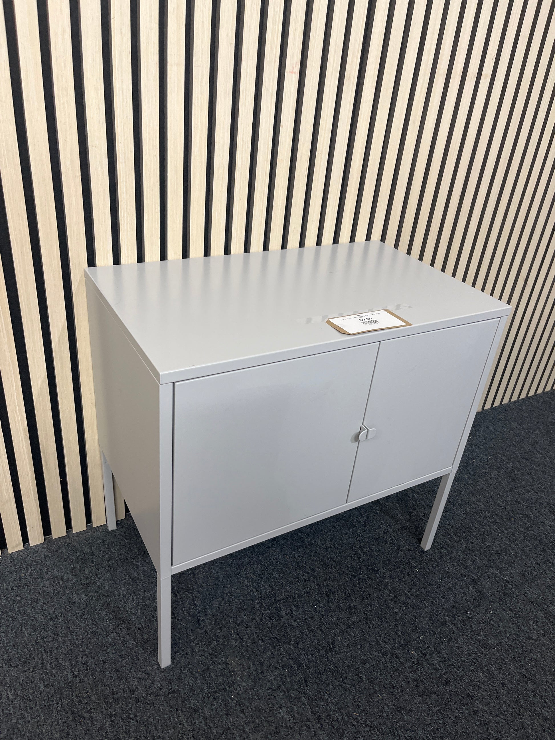 Low white 2 door metal storage unit (H 56 x W 60 x D 35 cm) 3325