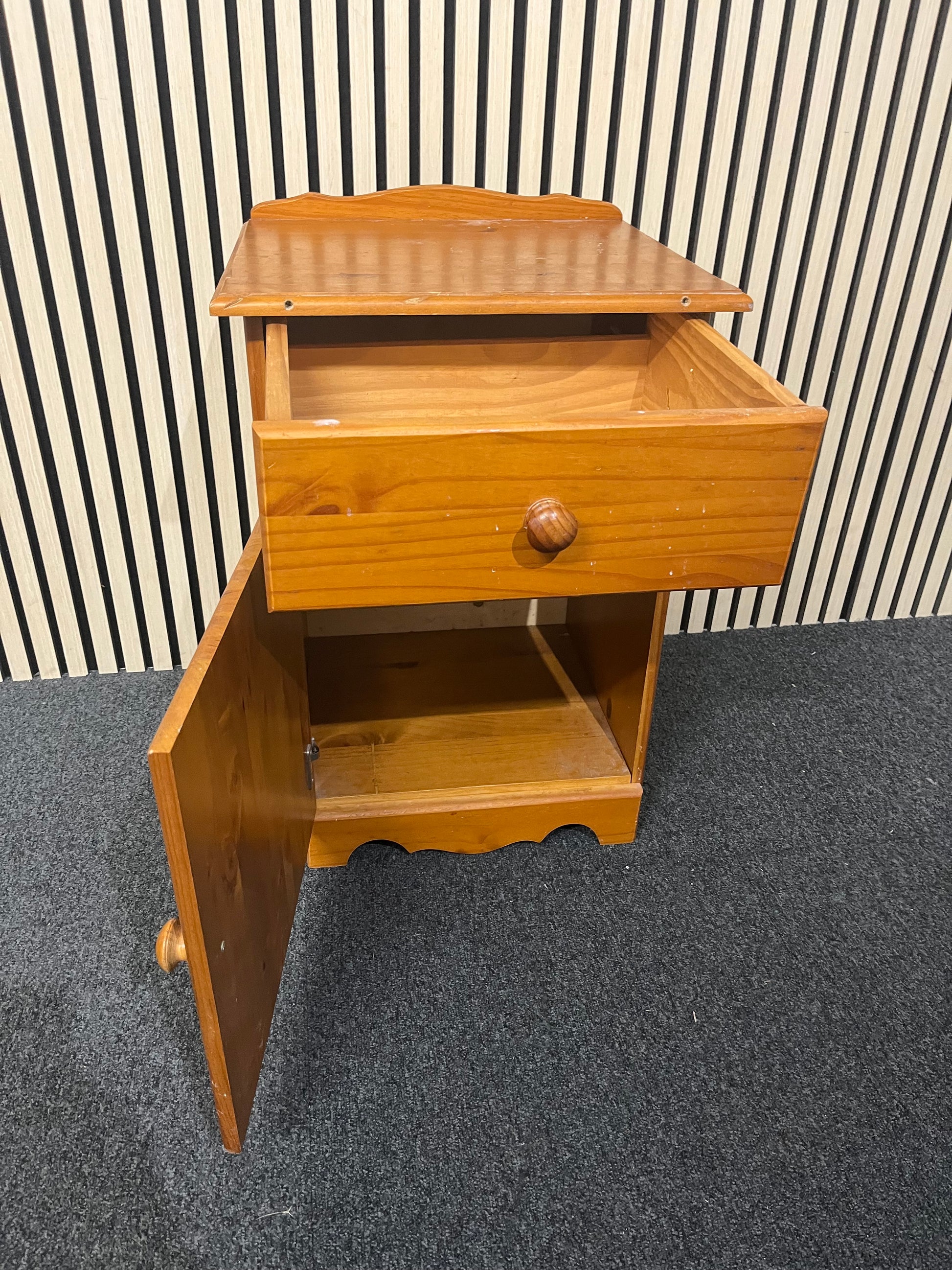 pine 1 drawer 1 door bedside locker  3325