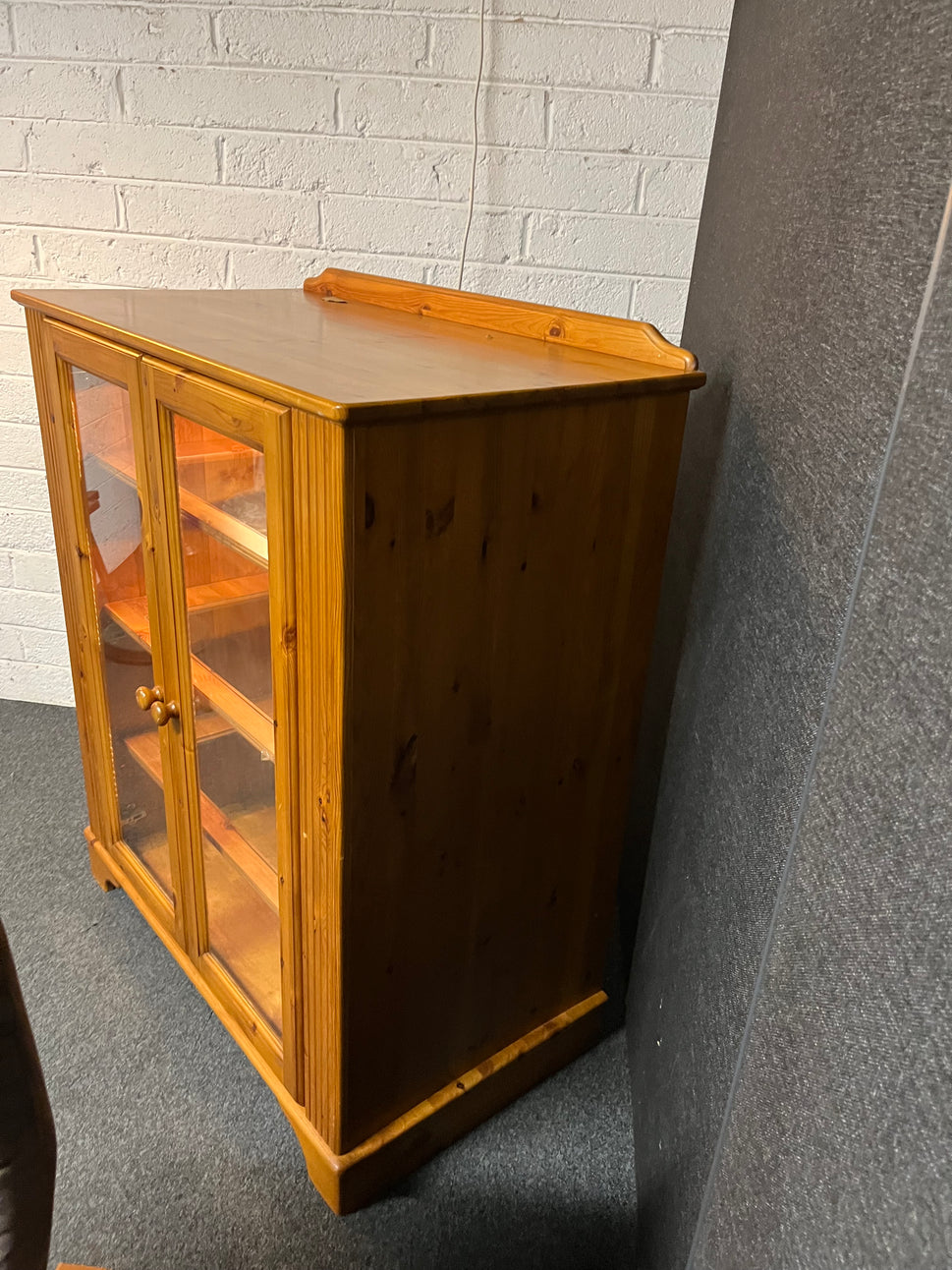 Solid pine 2 door glass display unit (H  128 x W  105 x D 58 cm) 3225