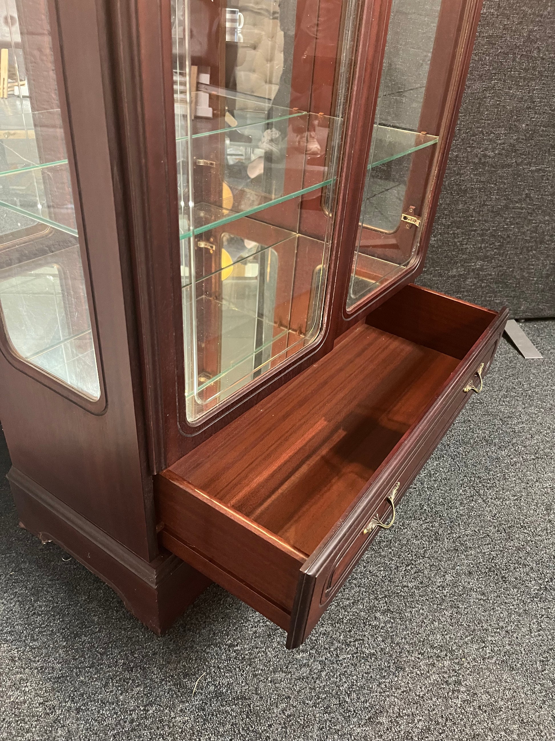 Rossmore Mahogany glass  2 door display unit with rope effect detailing (H 154 x W 82 x D 33 cm) 2225
