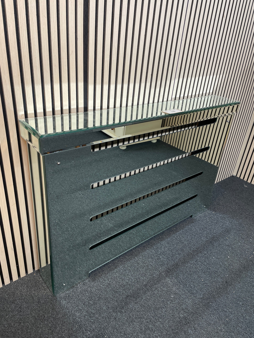 Mirrored glass radiator cabinet (H 89 x W 136 x D 21 cm) 1126