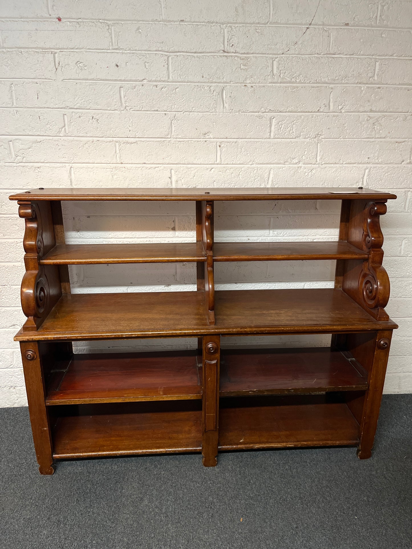 Tall open fronted mahogany bookcase (H 120 x W 153 x D 47 cm) 1325