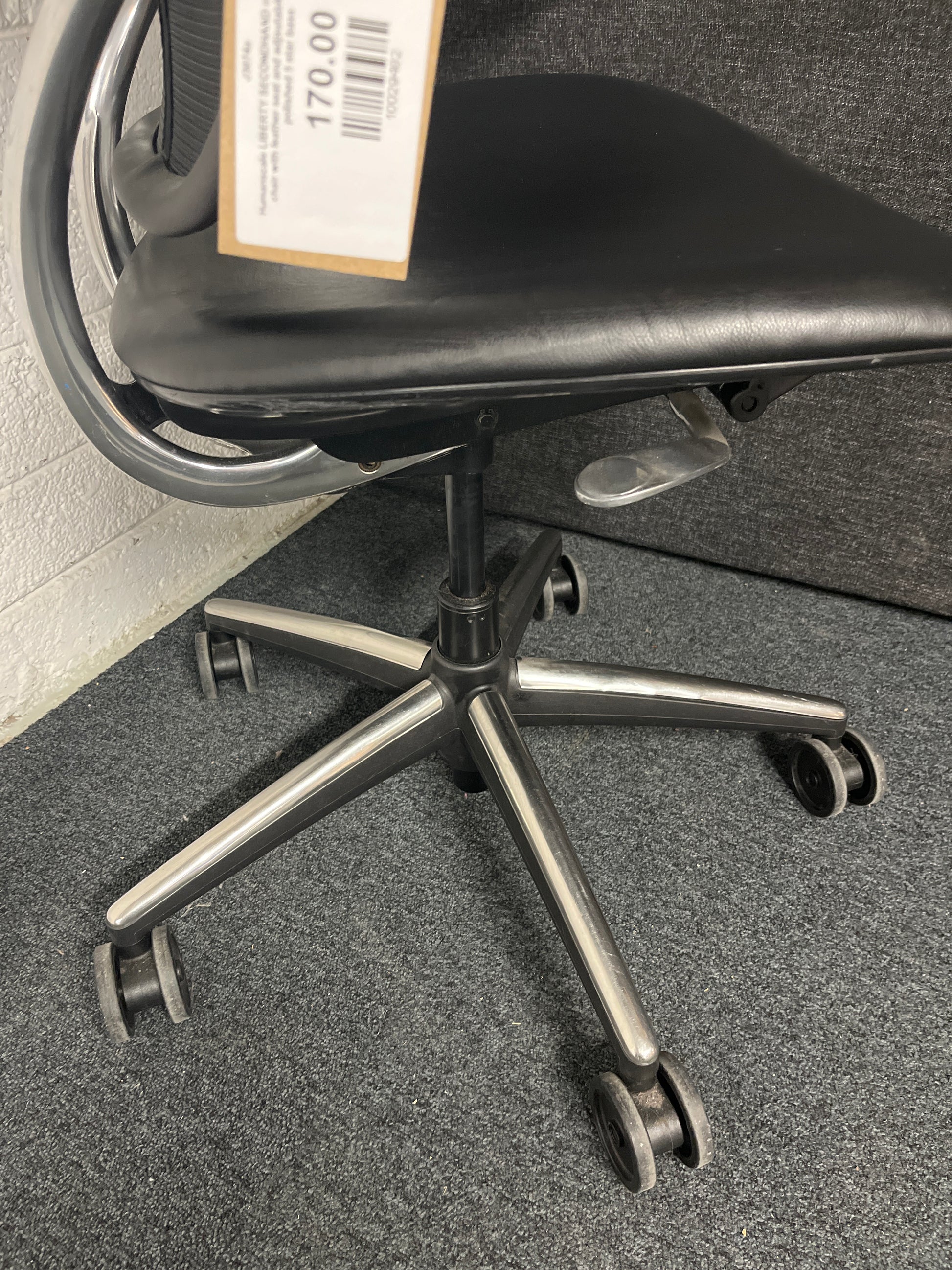 Humanscale LIBERTY SECONDHAND mesh back swivel chair with leather seat and adjsutable arms, metal polished 5 star base