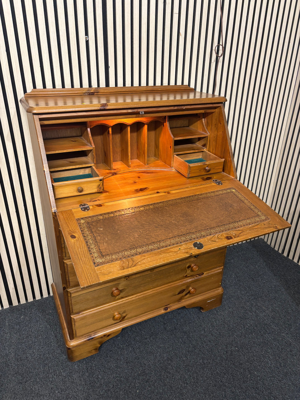 Ducal pine 3+2 top open writing bureau on castors (H 112 x W 85 x D 43 cm) 2226