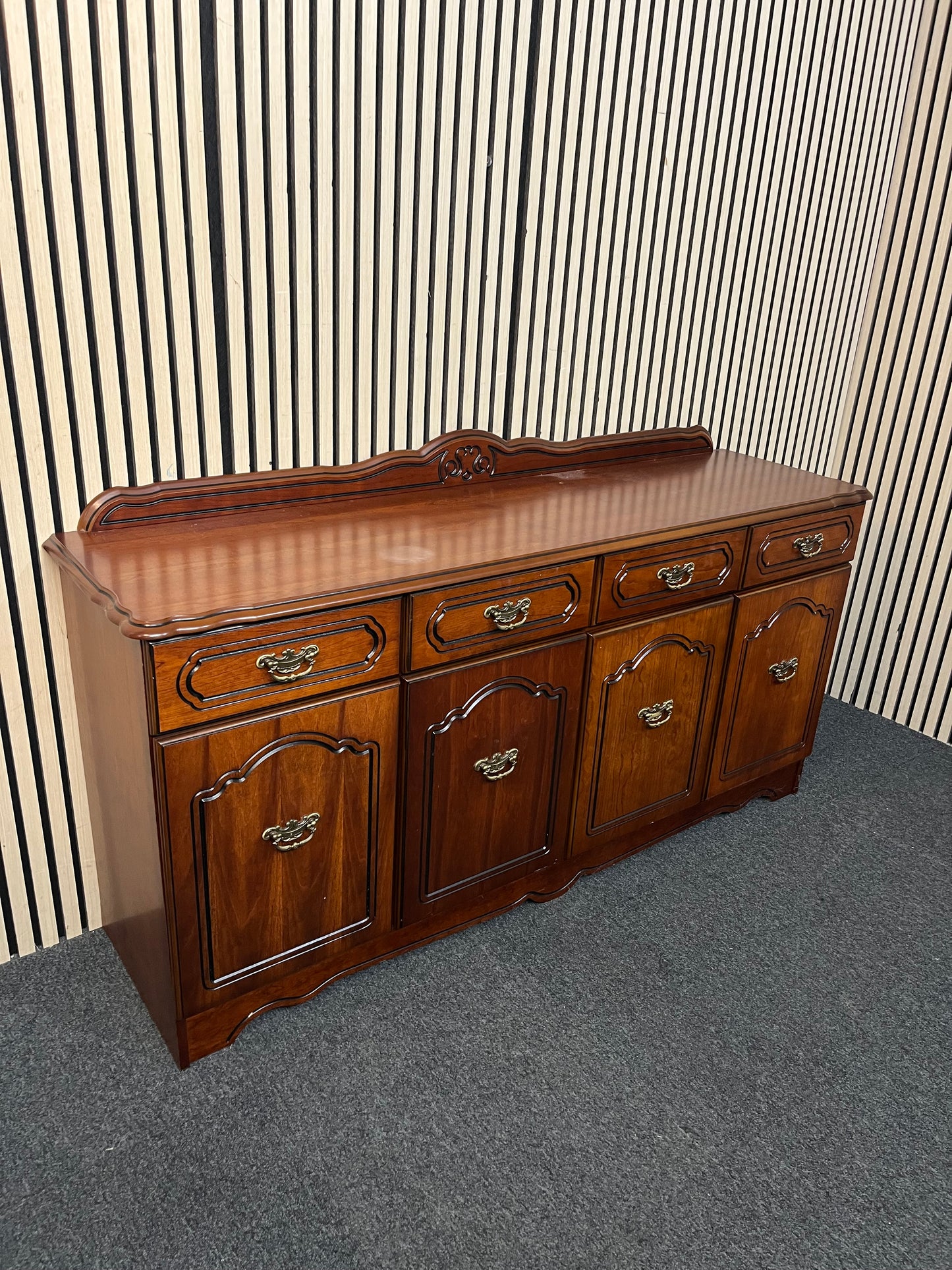 Rossmore mahogany 4 door 4 drawer sideboard with ornate handles (H 84 x W 158 x D 40 cm) 43445