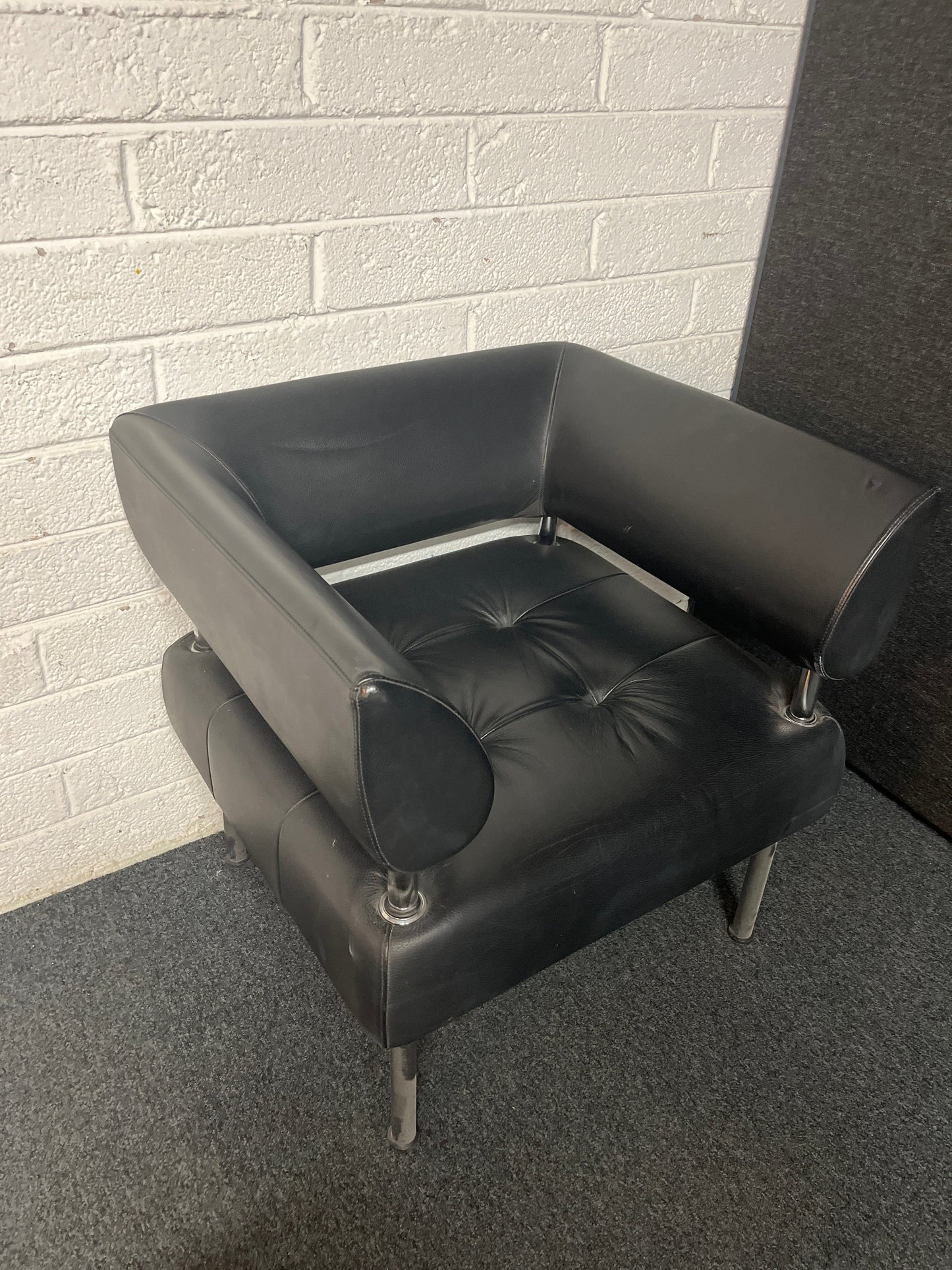 SECONDHAND Black leather chrome frame reception armchair