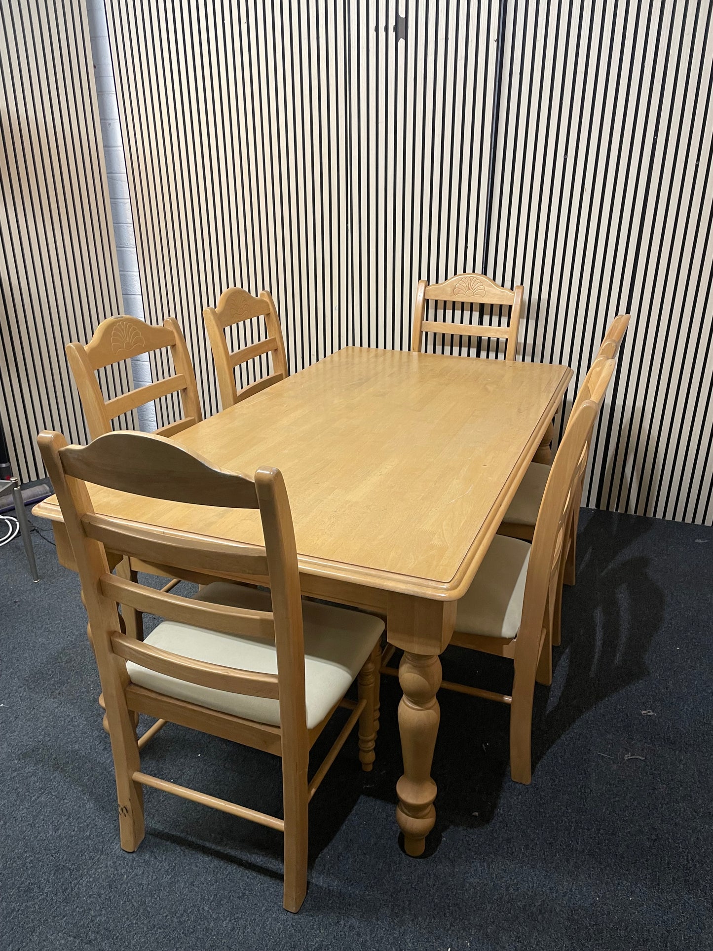 Large rectangular hardwood kitchen table (L 180 x W 100 cm) with 6 no. high back matching chairs with cream vinly seat fabric 1126