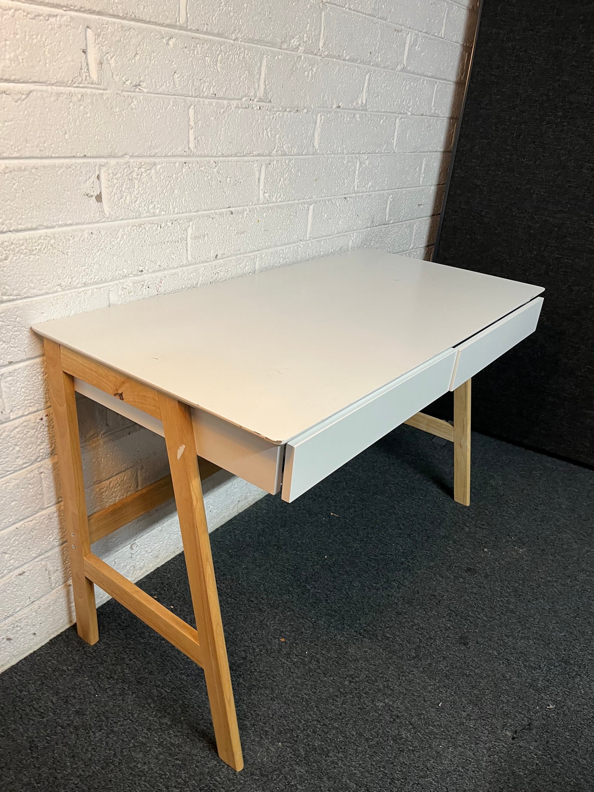 White laminate 2 drawer desk with oak veneer frame 2225