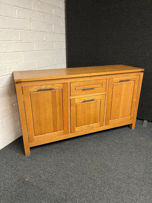 Solid oak 3 door 1 drawer sideboard (H 850 x W 1500 x D 460 mm) 1225