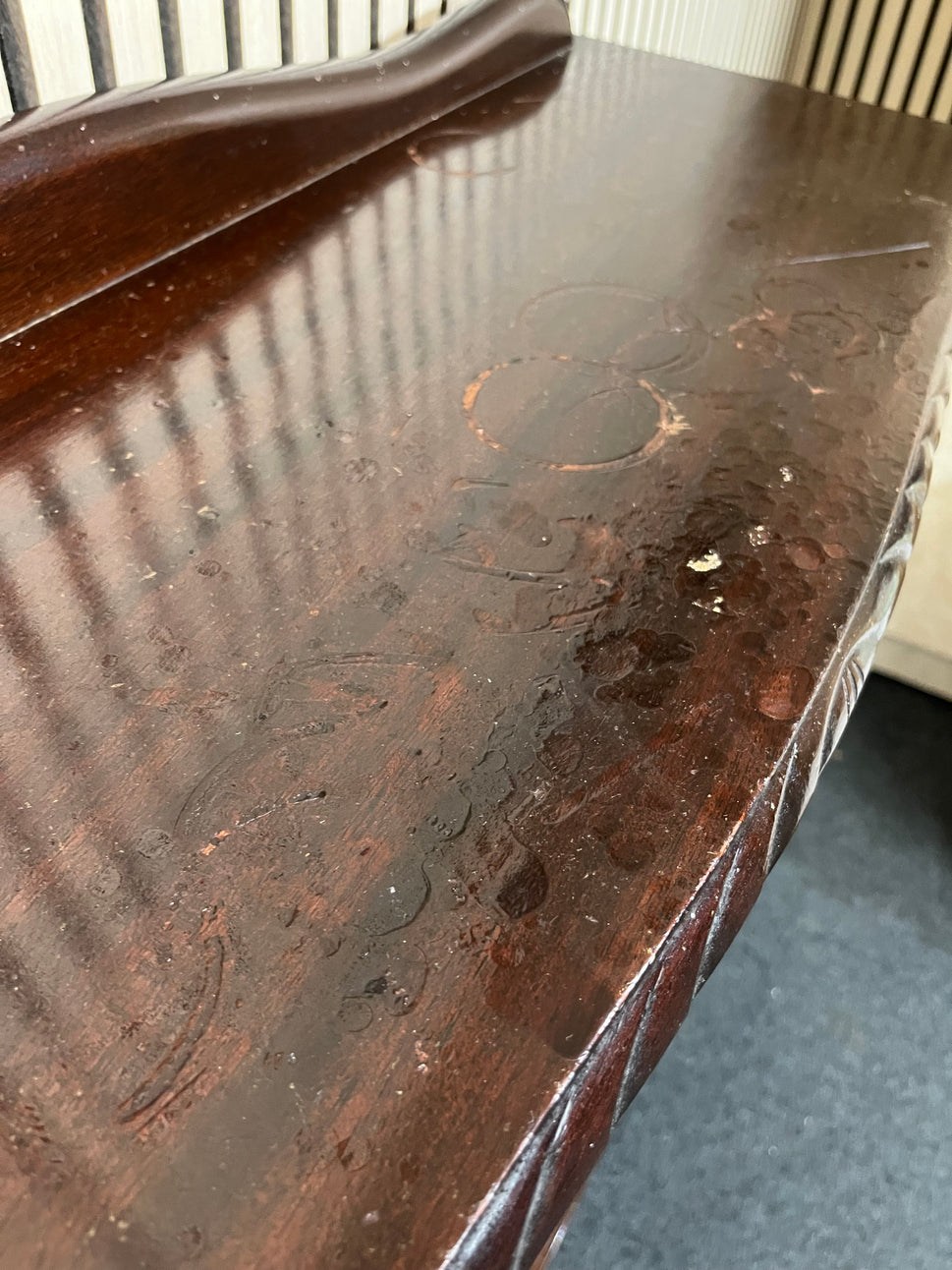 Ornate sliding glass door mahogany framed display unit (H 118 x W 87 x D 30 cm) 2425