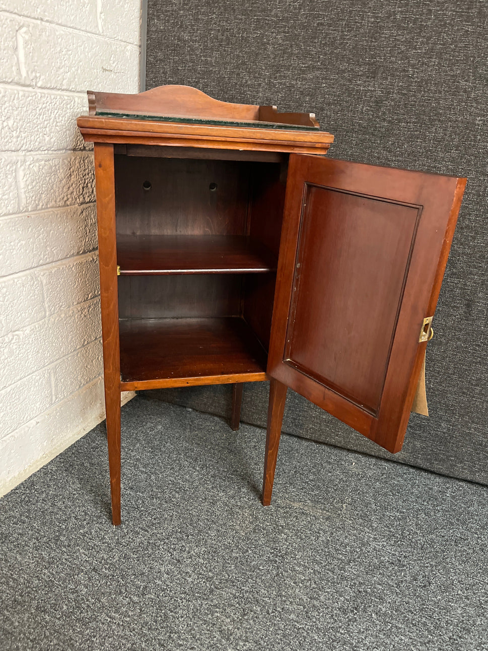 Antique mahogany 1 door bedside locker with upstand and glass top 1225