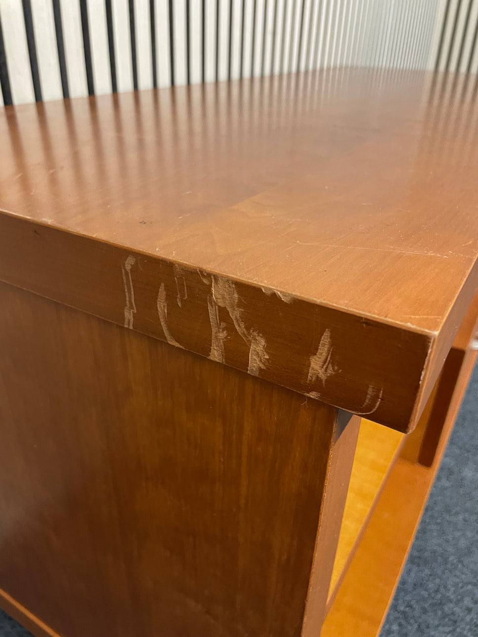 Cherry veneer low rectangular TV unit on castors (H 57 x W 122 x D 48 cm) 4225