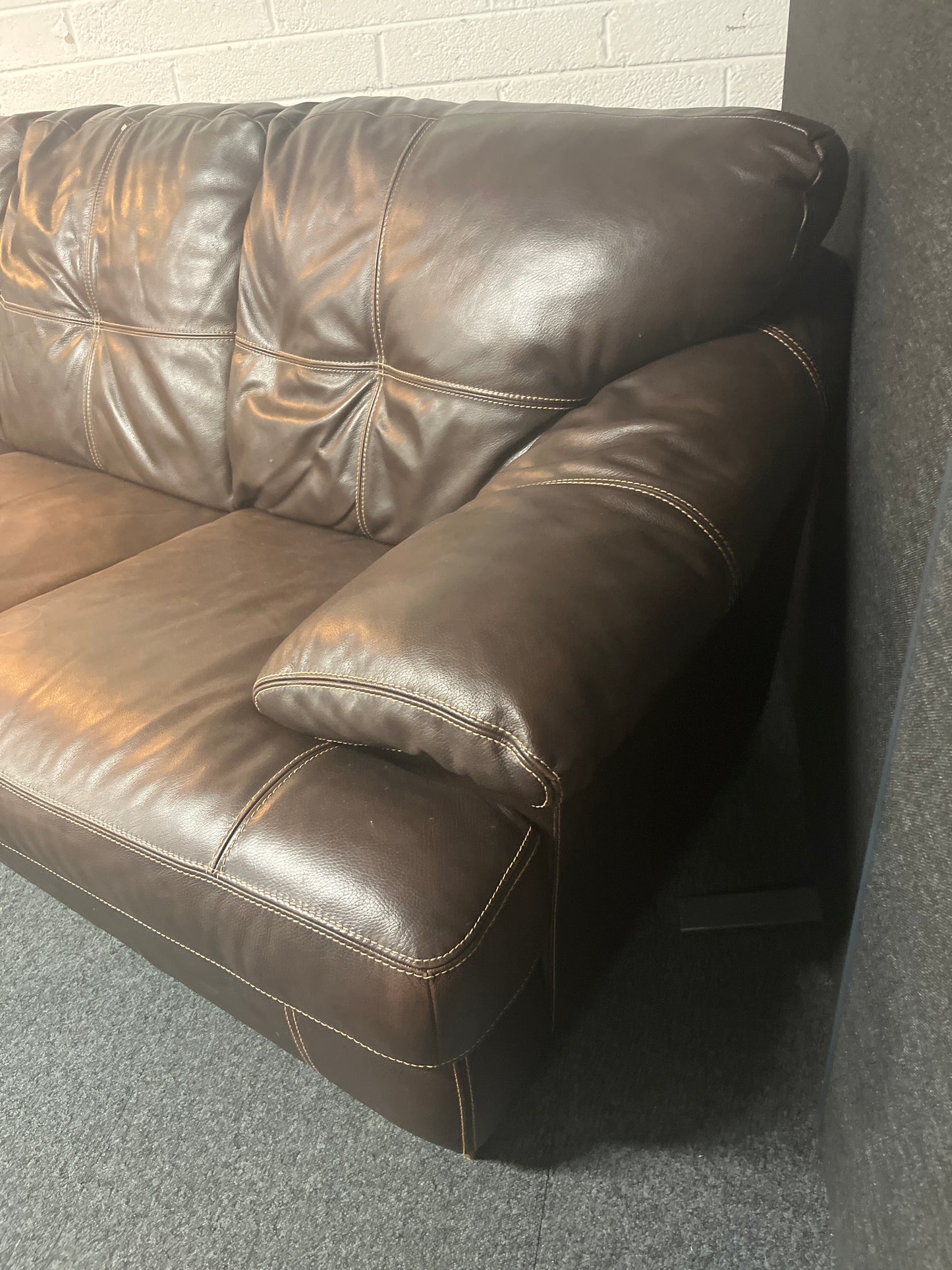Large 8ft wide brown leather sofa suite (1200D) 3225