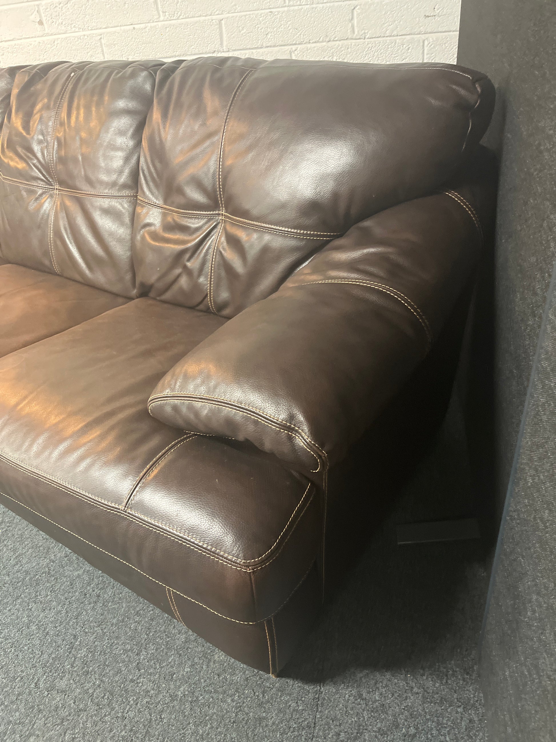 Large 8ft wide brown leather sofa suite (1200D) 3225