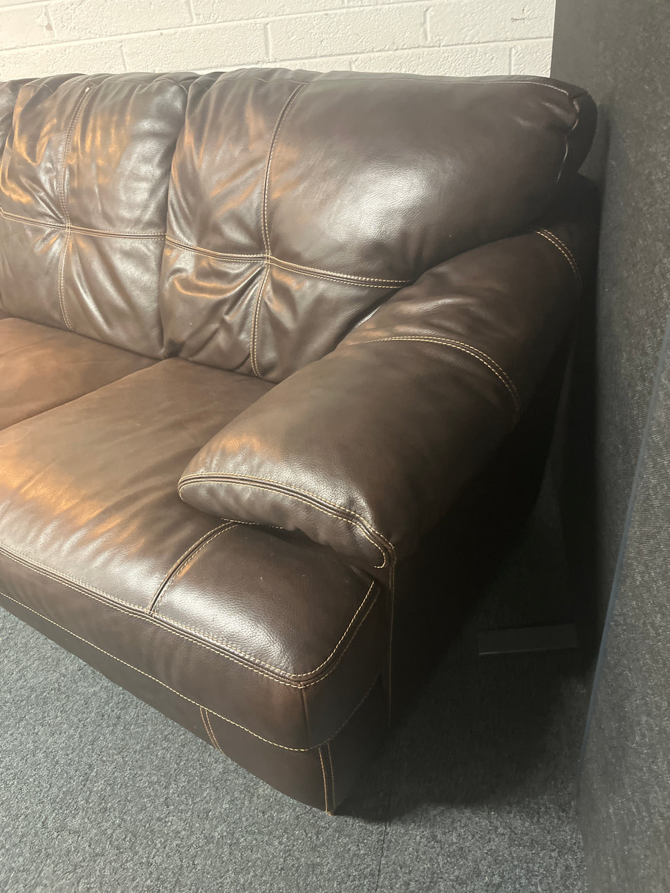 Large 8ft wide brown leather sofa suite (1200D) 3225